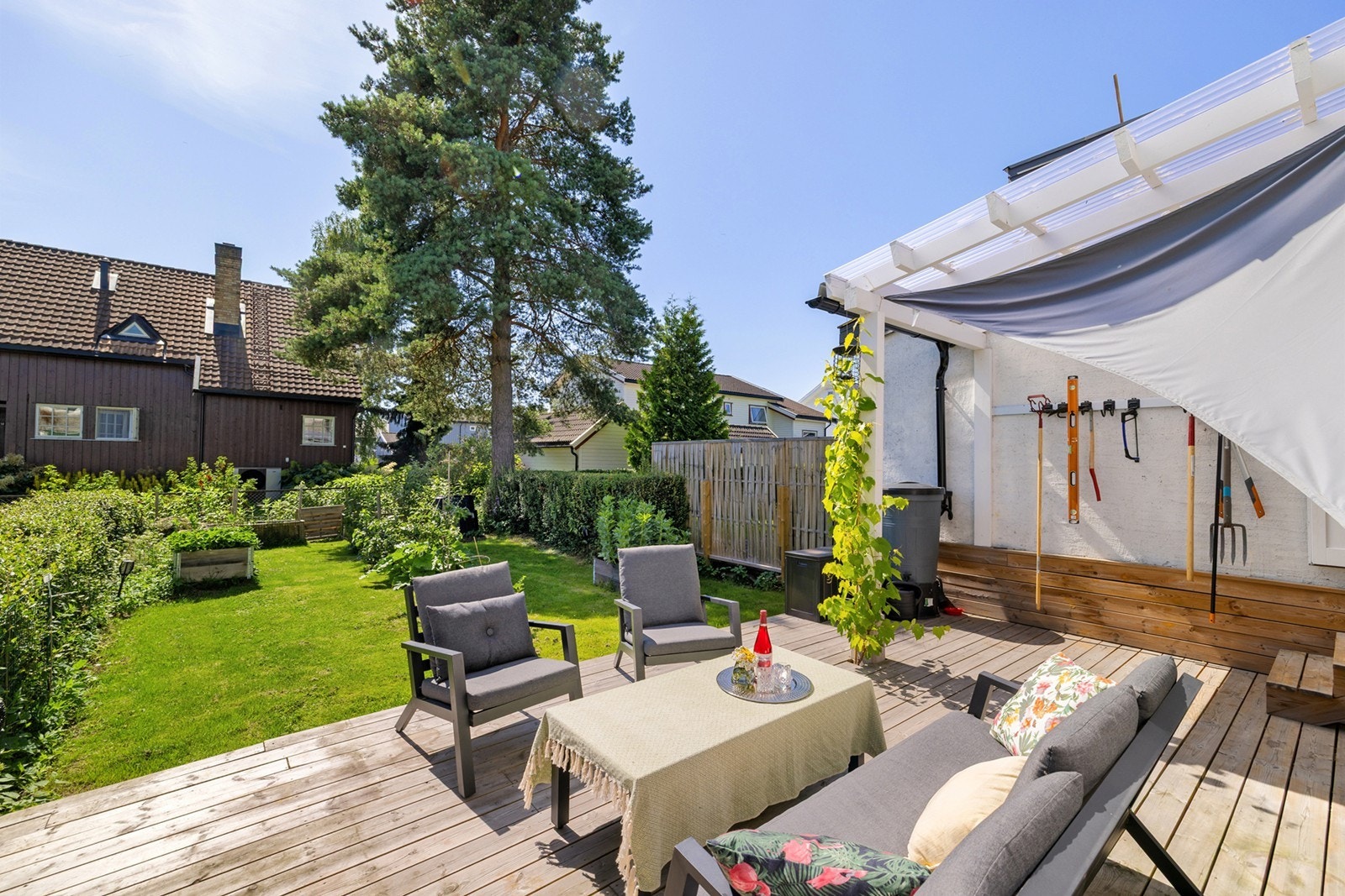 Rekkehuset har gode uteplasser på begge sider, noe som gir deg gode solforhold hele dagen. Galleribilde