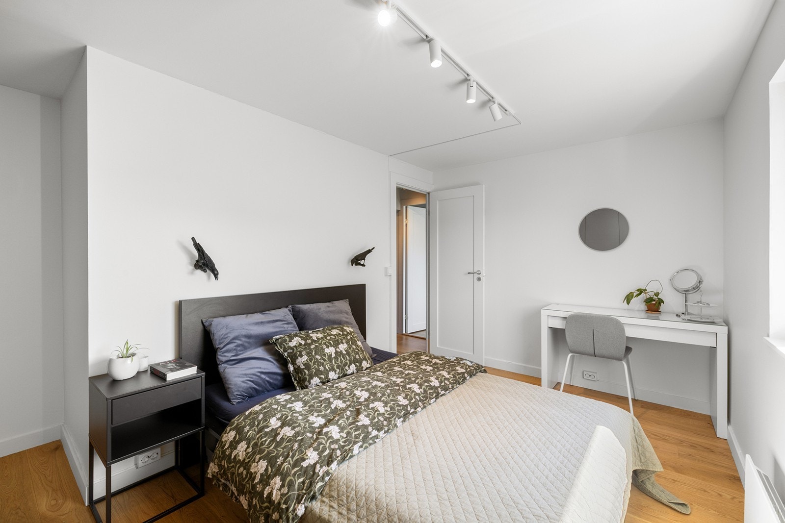 Soverom 1 - Hovedsoverommet er lyst og romslig, med lyse vegger og naturlig lys fra vinduet som skaper en rolig og behagelig atmosfære. Galleribilde