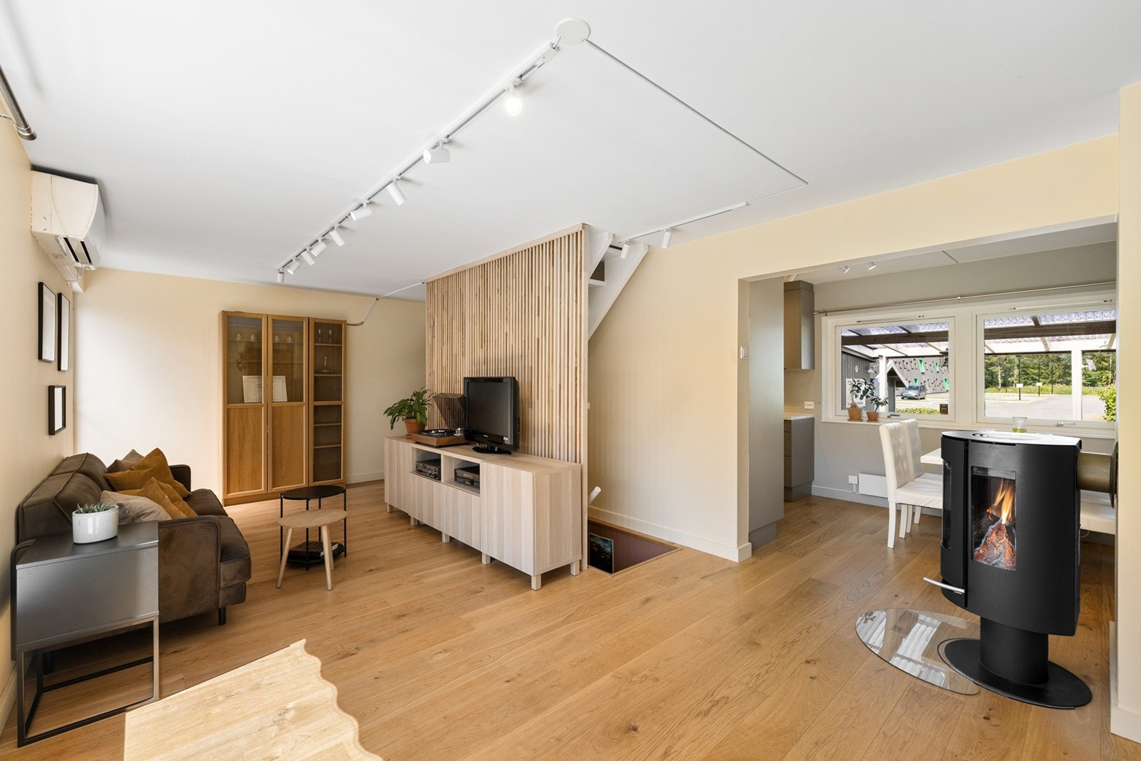 Den åpne løsningen mot spiseplass og kjøkken gjør rommet sosialt og funksjonelt - perfekt både for hverdagsliv og hyggelige sammenkomster. Galleribilde