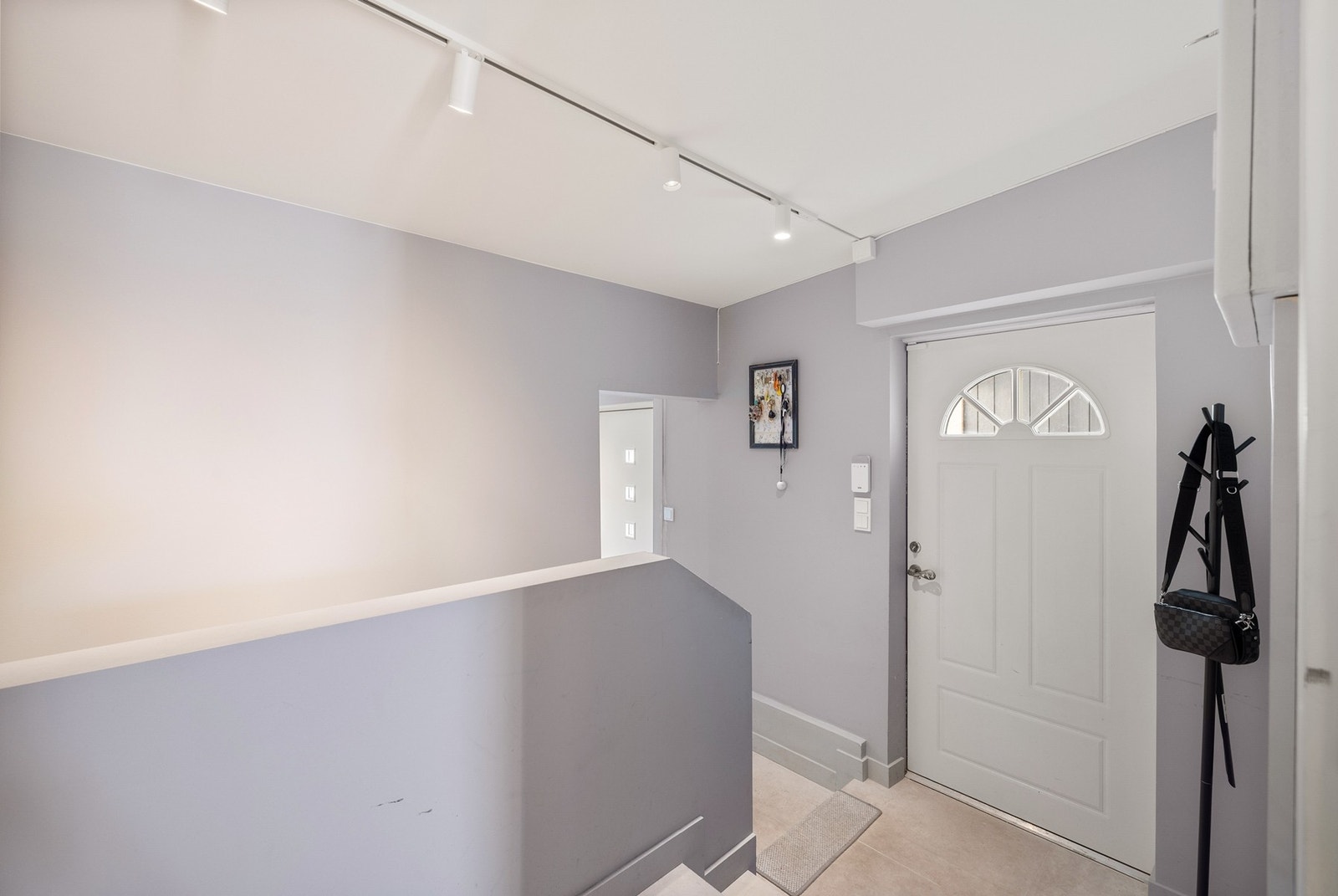 Lys og gjennomført trappegang med god flyt mellom etasjene. Galleribilde