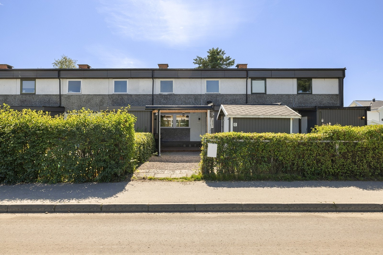 Rekkehuset ligger i et attraktivt og sentralt boligområde på Volla med gangavtstand til det meste. Galleribilde