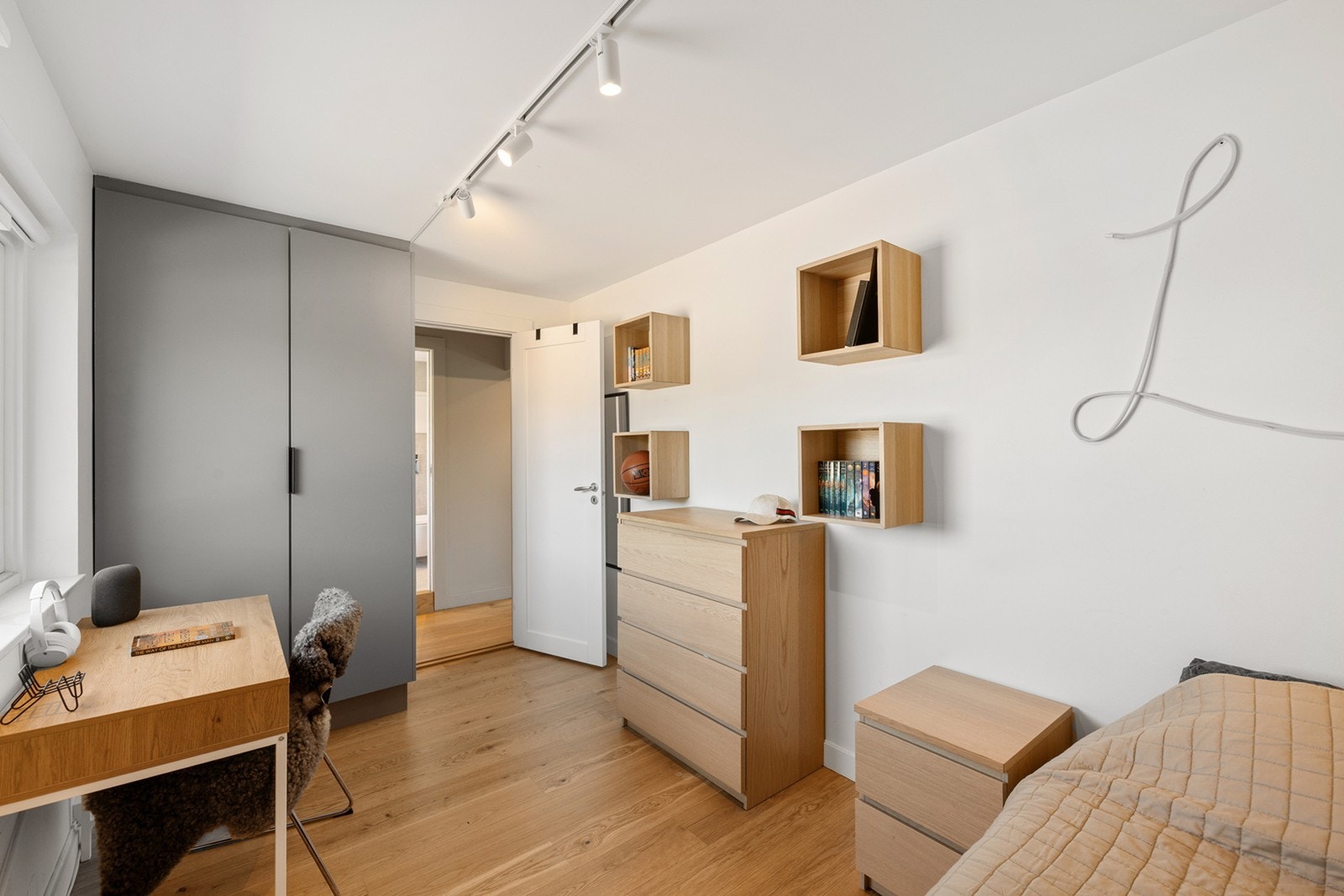 Soverom 2 - Store vindusflater slipper inn naturlig lys, og det er godt med lagringsplass i den integrerte garderoben med moderne fronter. Galleribilde