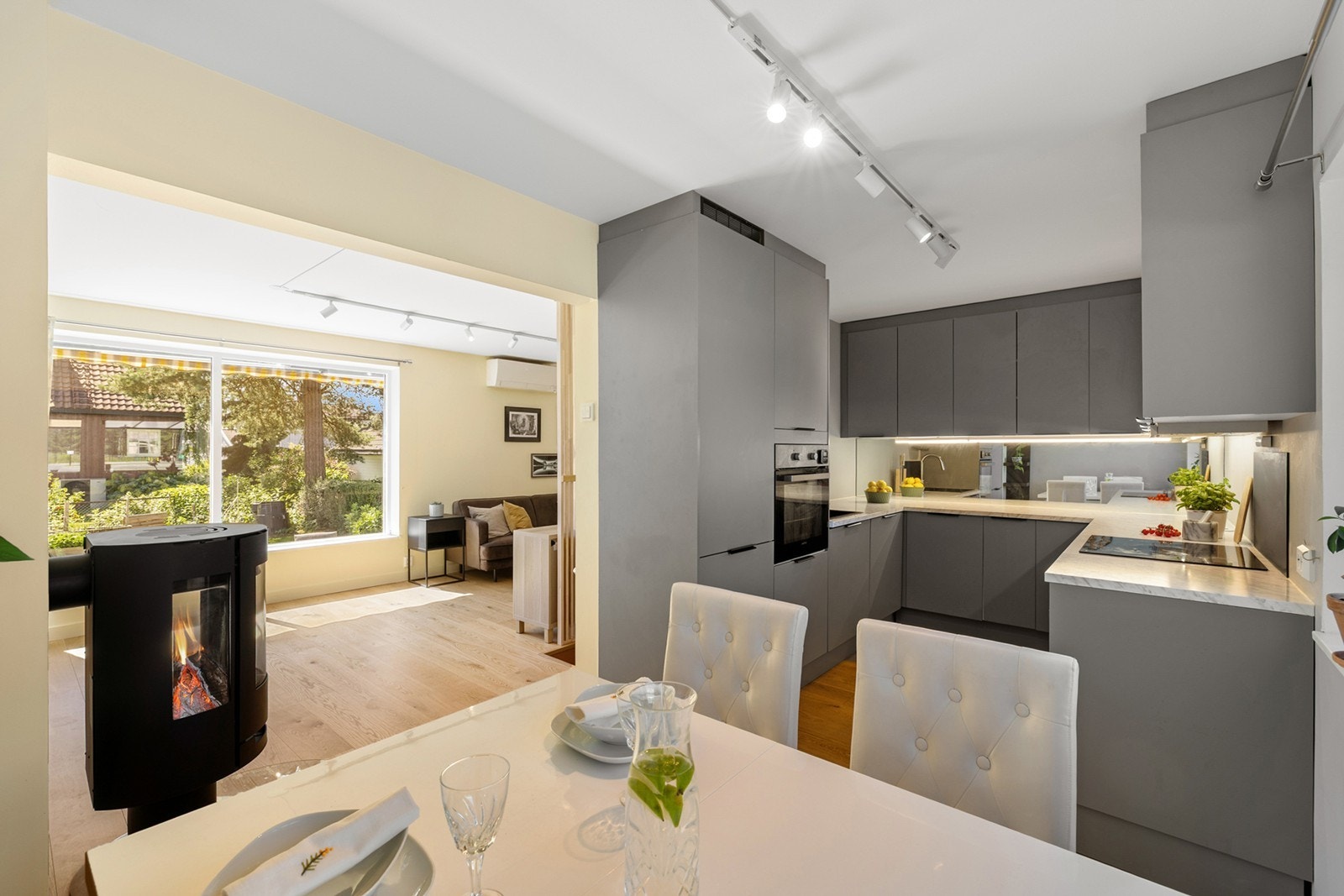 Lekkert kjøkken med stilrent uttrykk og god funksjonalitet. Innredningen har et eksklusivt preg med slette, grå fronter og lys laminert benkeplate som gir en flott kontrast. Galleribilde