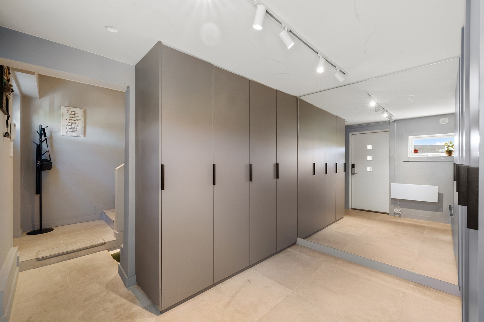 Det store speilet skaper en luftig romfølelse og bidrar til god lysrefleksjon. Galleribilde