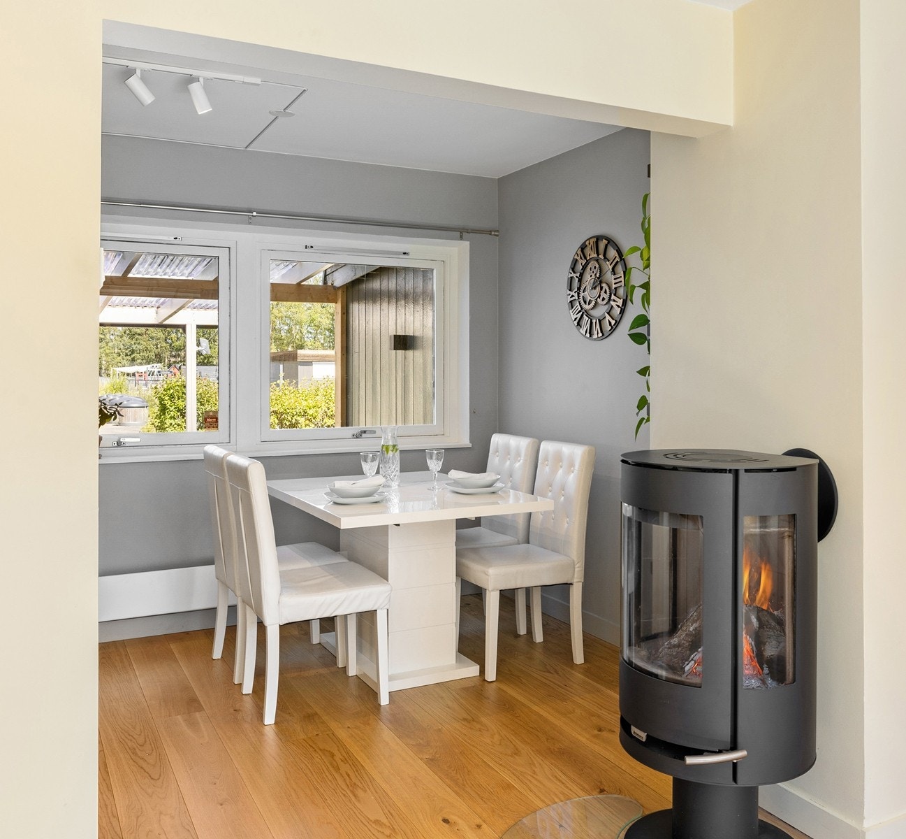 Moderne peisovn som varmer godt på kalde vinterdager, plassert mellom stue og kjøkken. Galleribilde