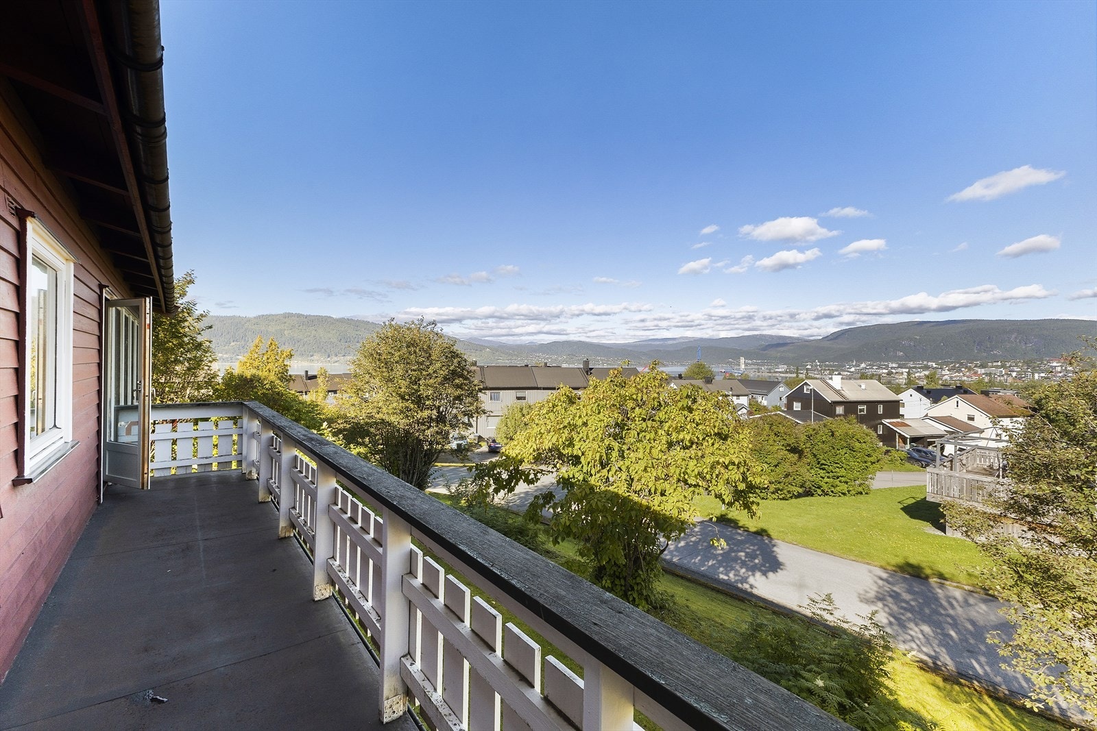 Eiendommen har en vidstrakt og flott utsikt i retning Langneset, Mo sentrum, Ytteren, Båsmo, og til flotte naturomgivelser som Selforsfjellet og Båsmofjellet. Galleribilde