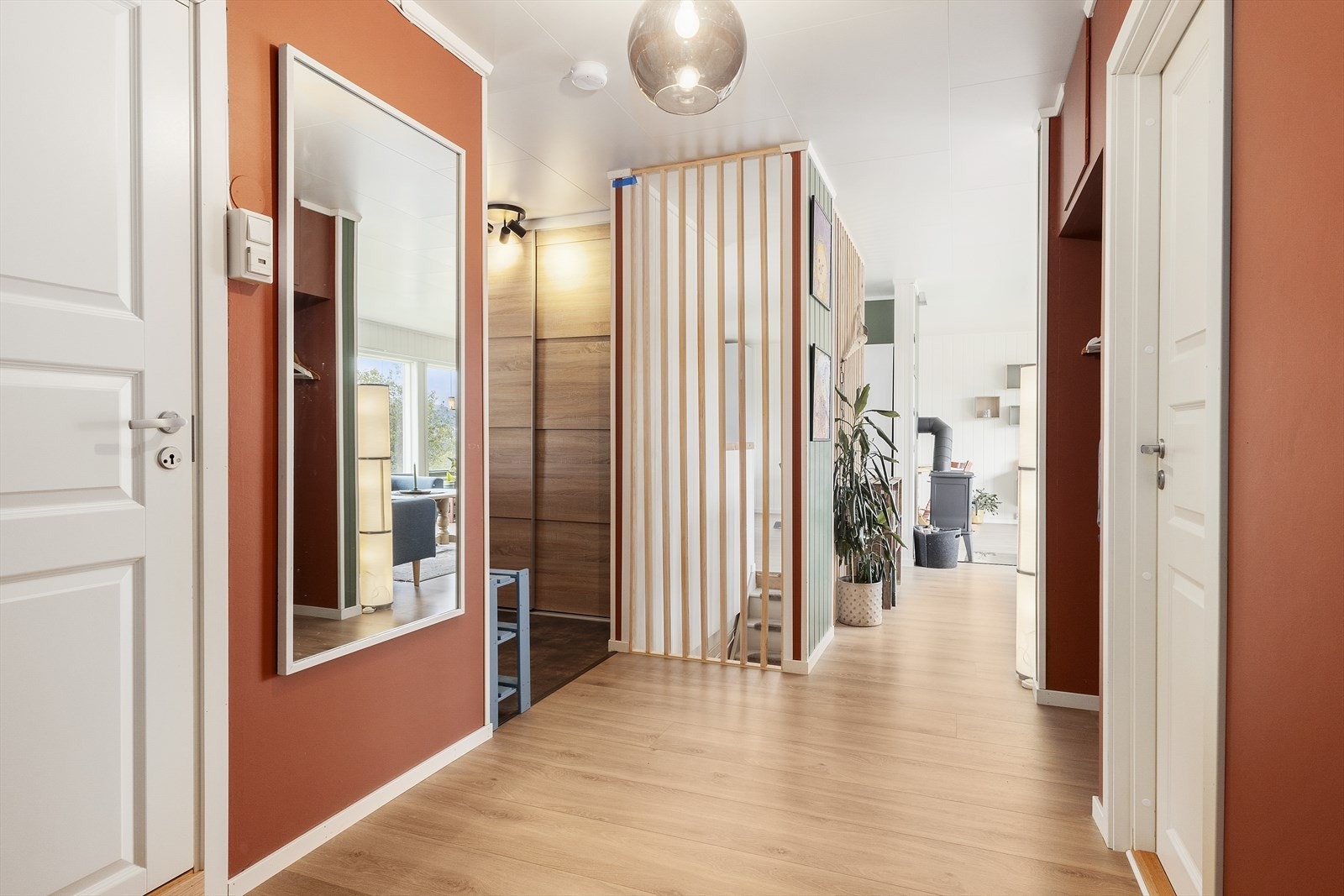 Hall med vindfang til venstre i bildet. Trappen inne i huset er flyttet på slik at man fikk til en praktisk garderobe i yttergangen. Galleribilde