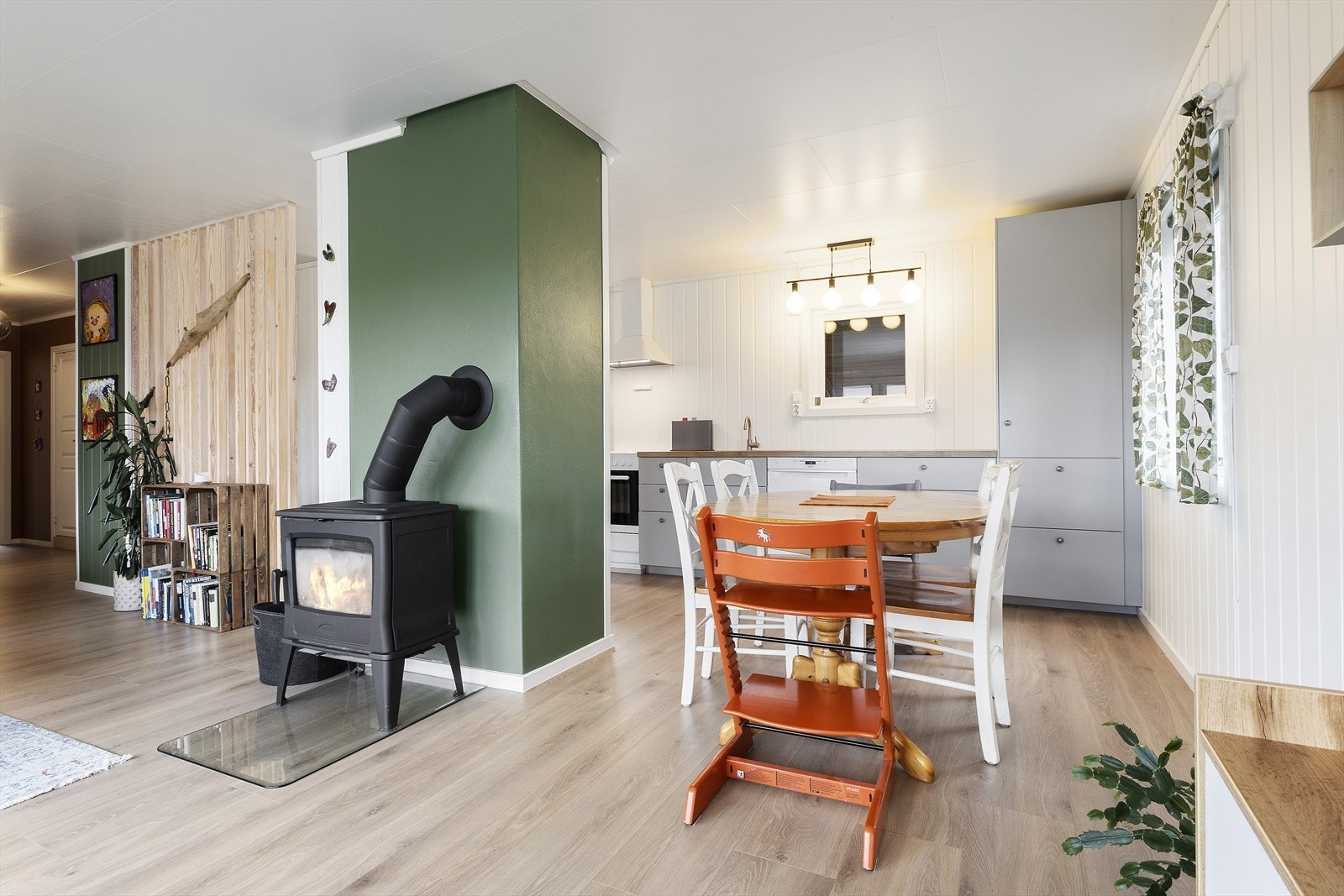 Spisestue plassert rett ved kjøkkenet. Galleribilde