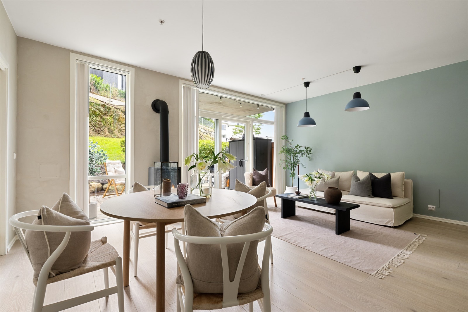 - Her er det gjennomgående med nyere en-stavs gulv og slette overflater malt i en tidsriktig fargepalett - Galleribilde