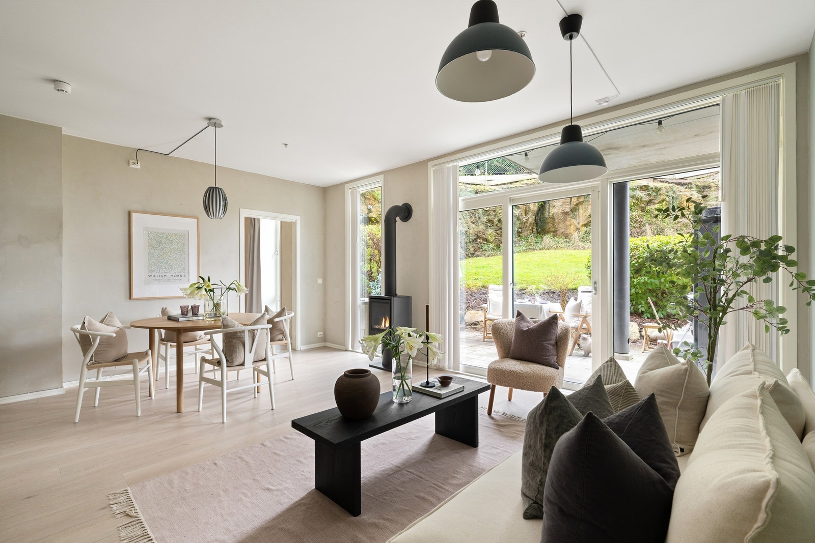 - Store vindusflater kombinert med generøs takhøyde, gir en behagelig romfølelse - (Foto: PBfoto Per Bendiksen) Galleribilde