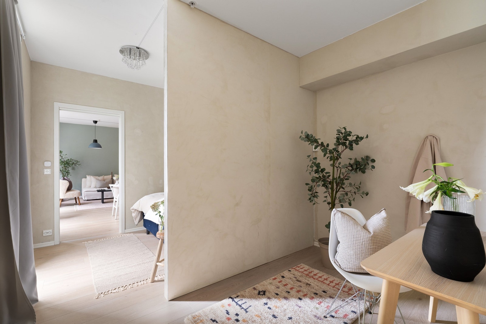 - Romløsningen er helhetlig og luksuriøs med soverom som har dirkete adkomst til eget bad og kontor eller garderobe - Galleribilde