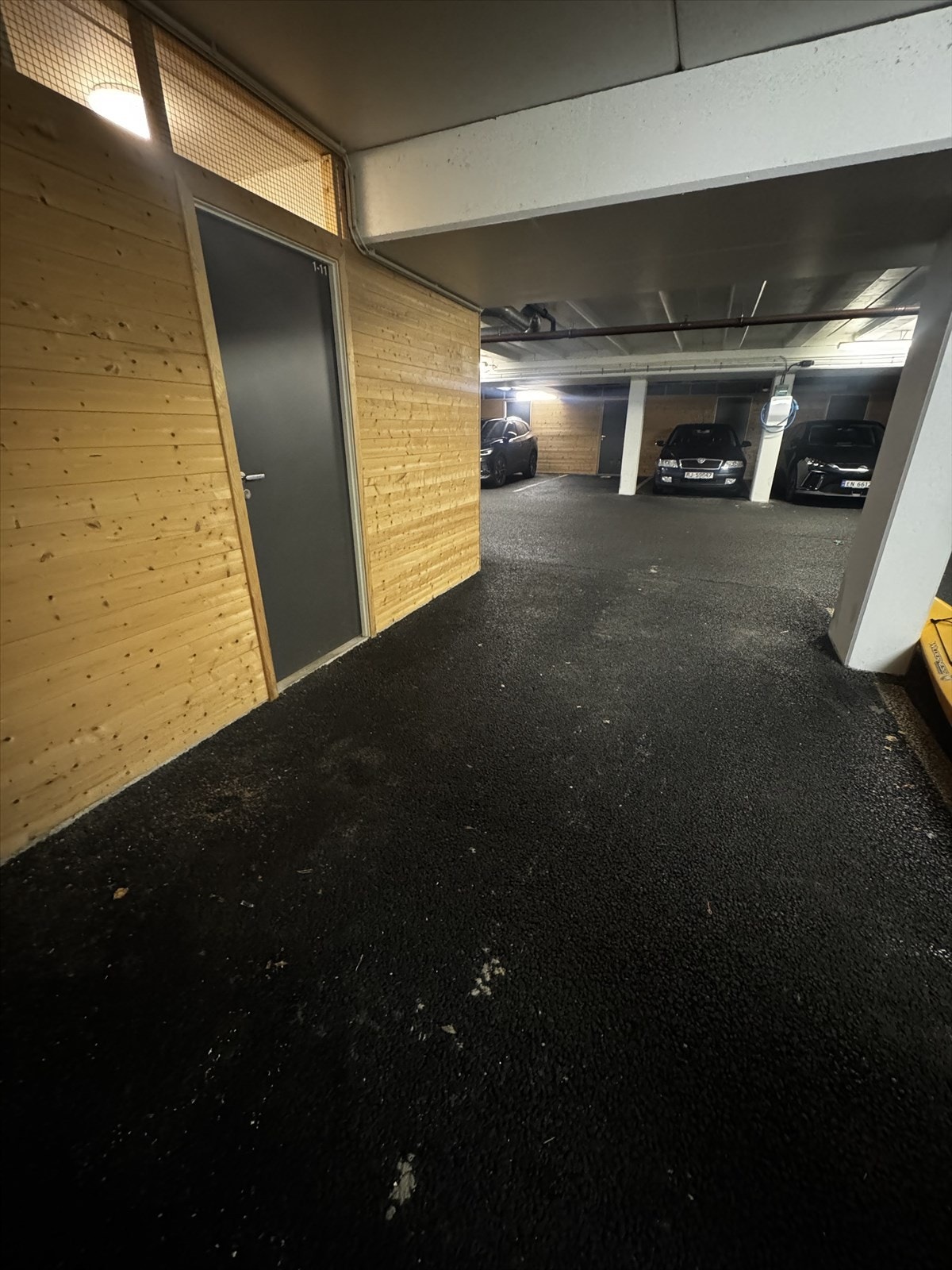 - Egen parkeringsplass med bod like ved siden. God tilkomst til trapperom og heis. - Galleribilde