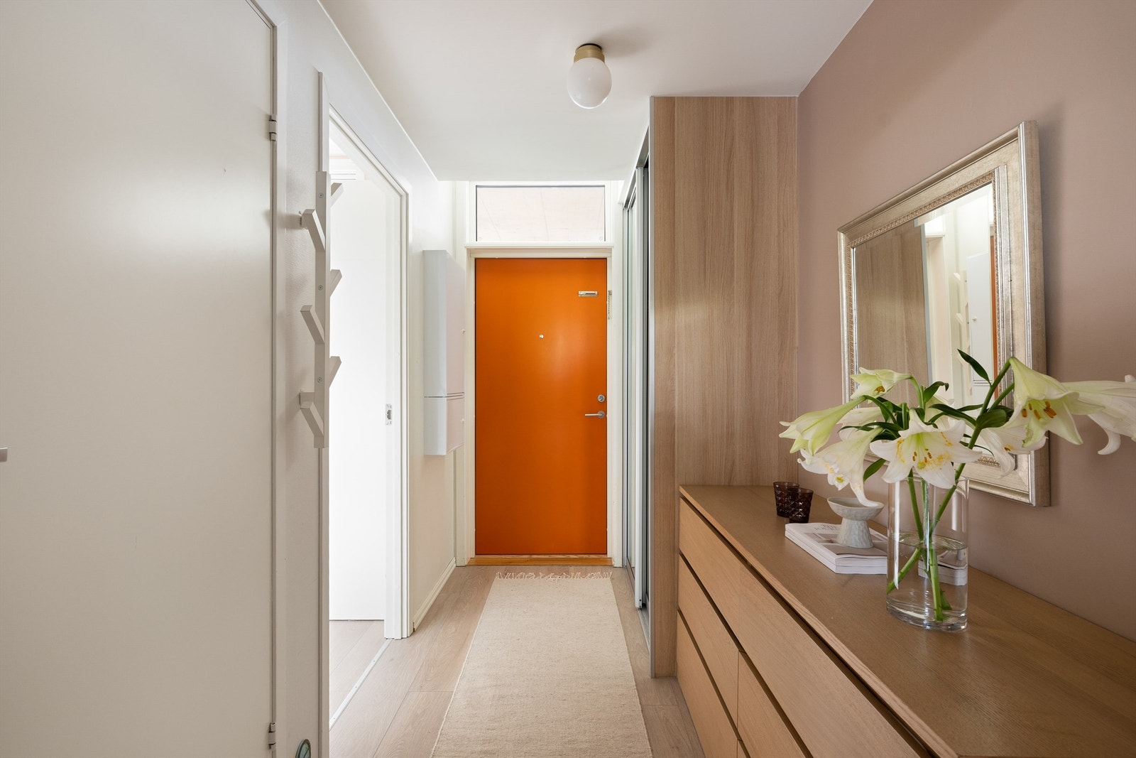 - Romslig gang innredet med skyvedørsgarderobe - Galleribilde