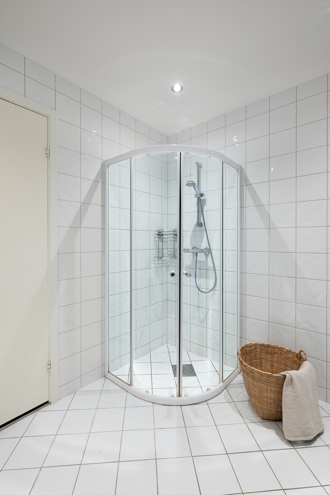 - I tillegg til hovedbadet har leiligheten et separat toalettrom - Galleribilde