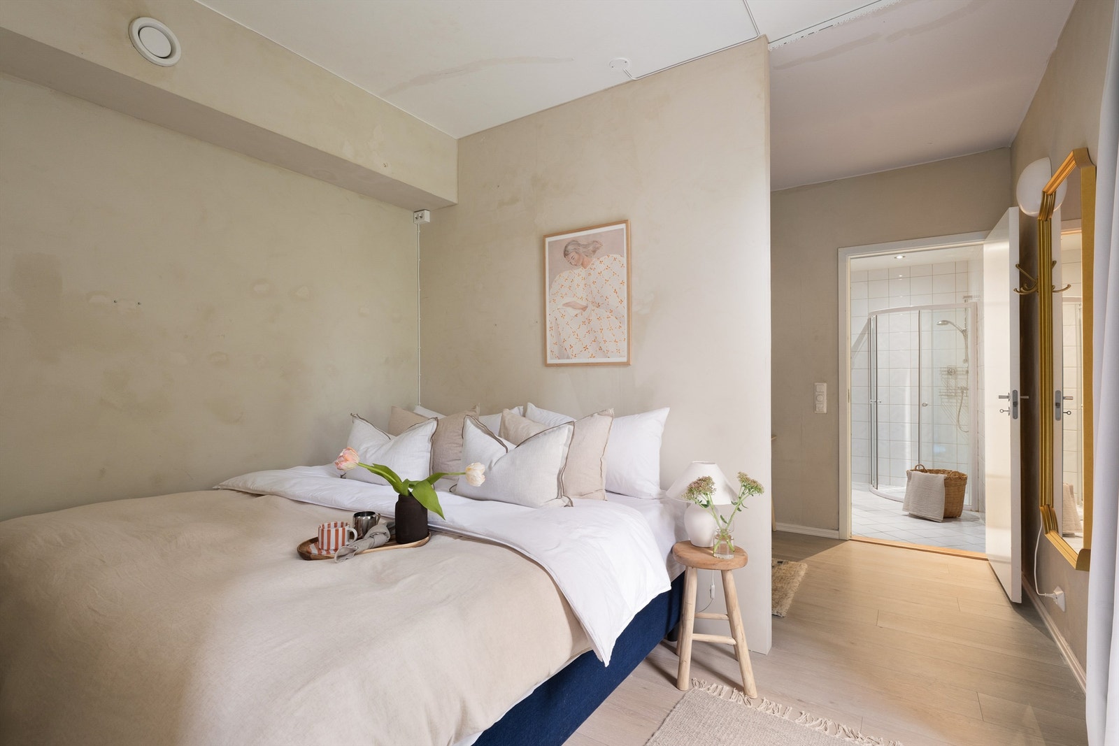 - Fra stuen er adkomst til hovedsoverom med kontor/walk-in garderobe og eget bad - Galleribilde