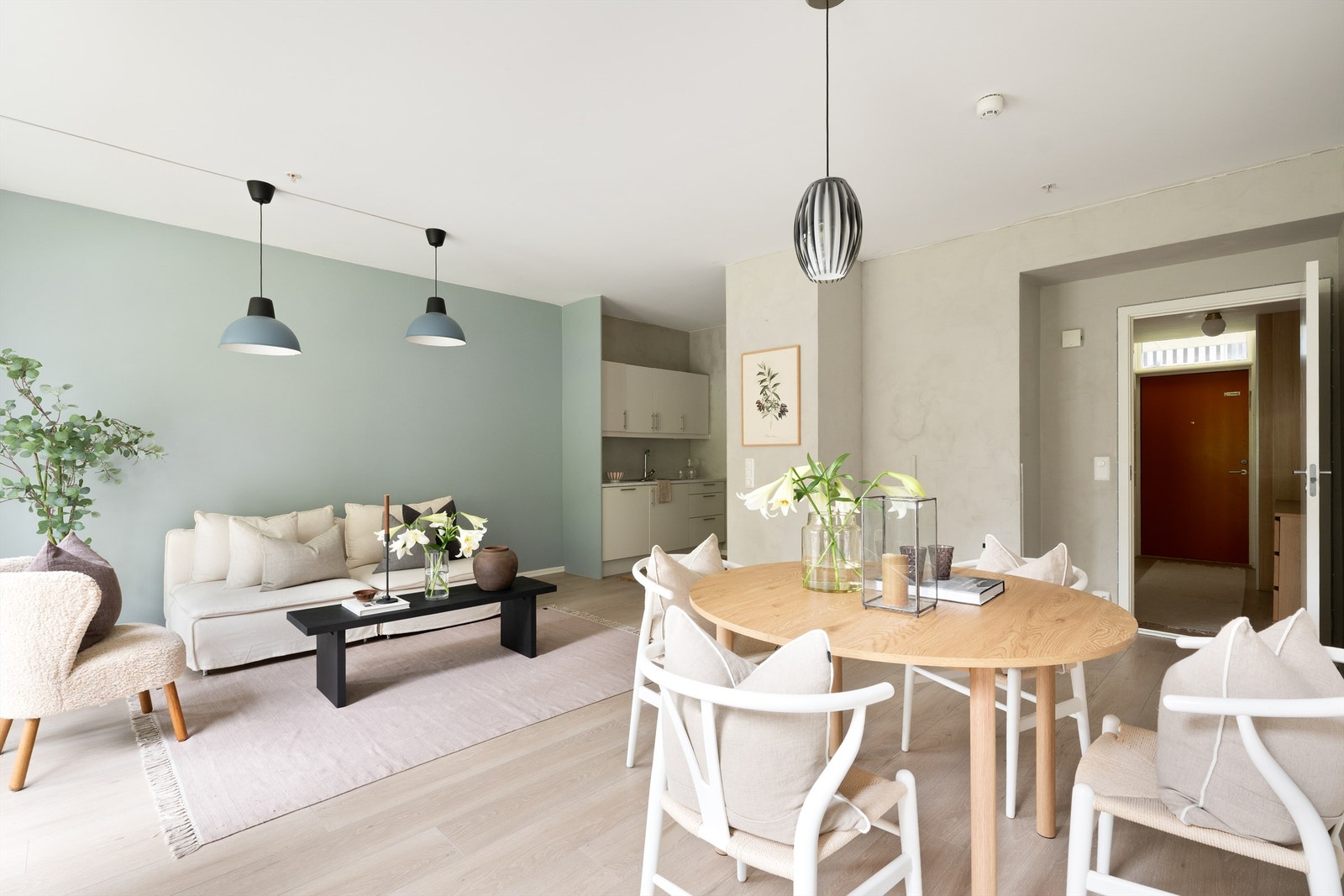 - Stuen har god plass til både spisebord og sofagruppe - Galleribilde