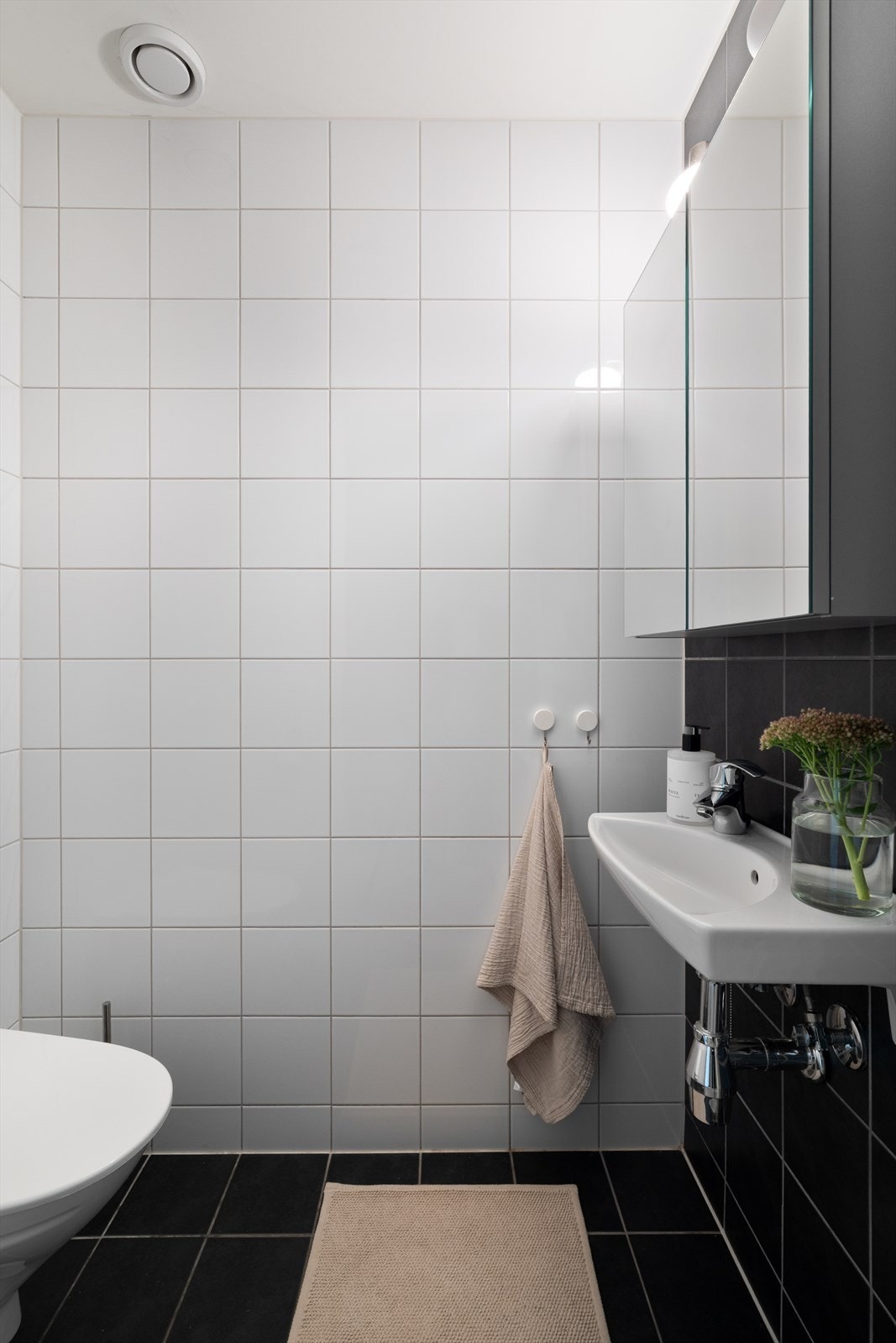 - I tillegg til hovedbad har leiligheten et separat gjestetoalett - Galleribilde