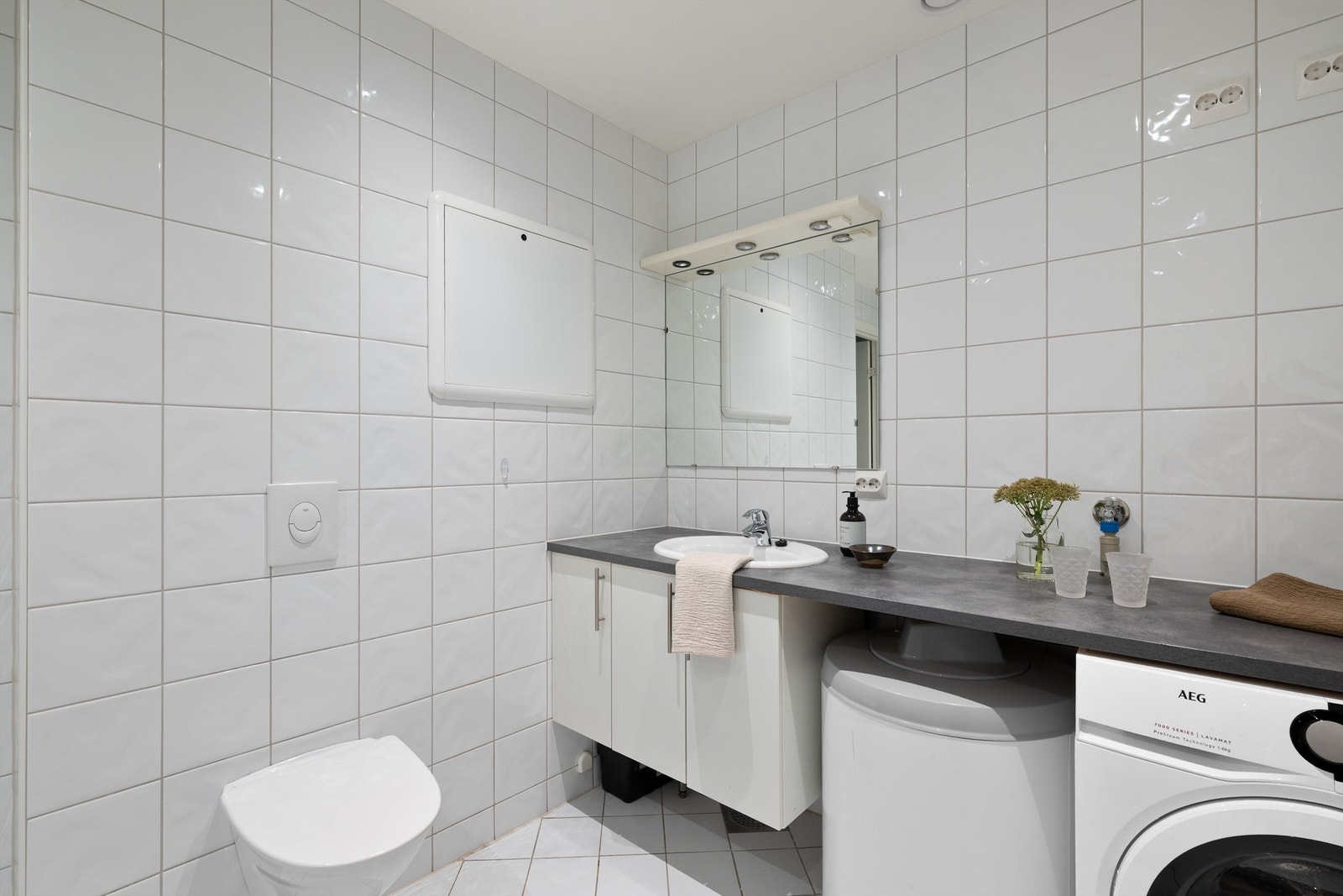 - Badet er helfliset og innredet med vegghengt toalett, romslig baderomsinnredning og dusjnisje. Opplegg for vaskemaskin - Galleribilde