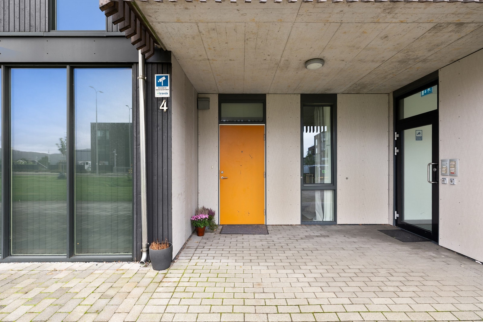 - Leiligheten har egen inngang, uten adkomst via fellesgang. Hoveddøren til venstre er ned til garasjeanlegg med fast parkering og bod - Galleribilde