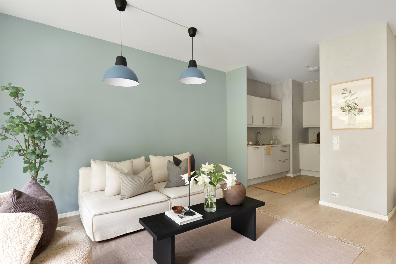 - Kjøkkenet er praktisk plassert delvis skjult fra resten av stuen - Galleribilde