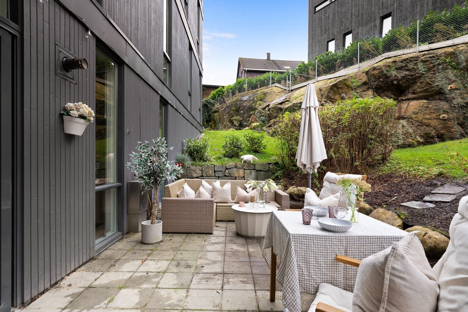 - Leiligheten har en skjermet beliggenhet i første etasje i en populær boligblokk på Jåttå fra 2012 - Galleribilde