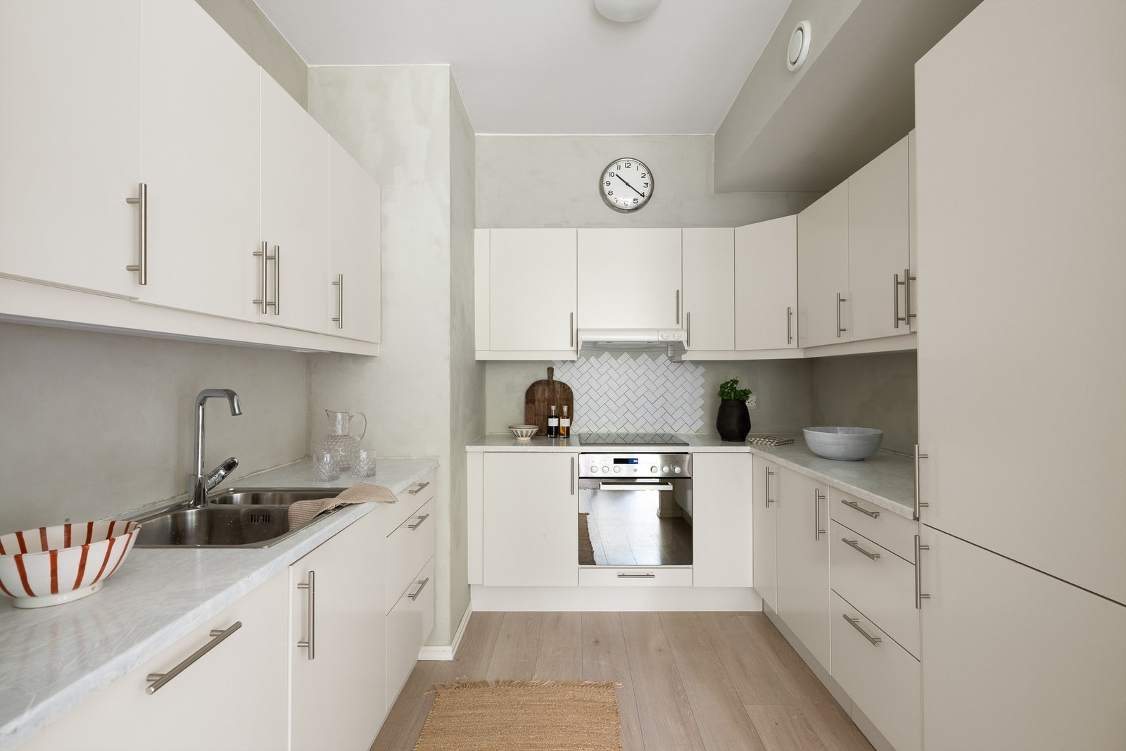 - Kjøkkeninnredningen er romslig med god skap- og benkeplass - Galleribilde