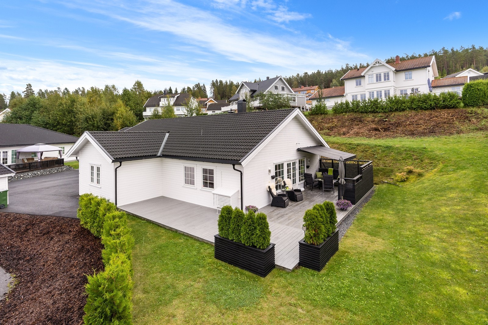 Fra eiendommen er det umiddelbar nærhet til skogen og friarealer med blant annet vann, turstier og grillplasser. I nærområdet er det fotballbane og flere lekeplasser. Galleribilde