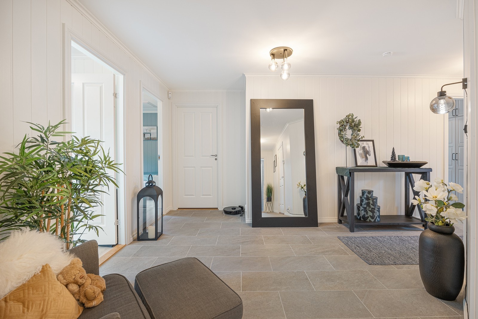 Den romslige hallen innenfor entreen har god plass til ulike garderobeløsninger som gjør det det lett å holde god orden. Galleribilde