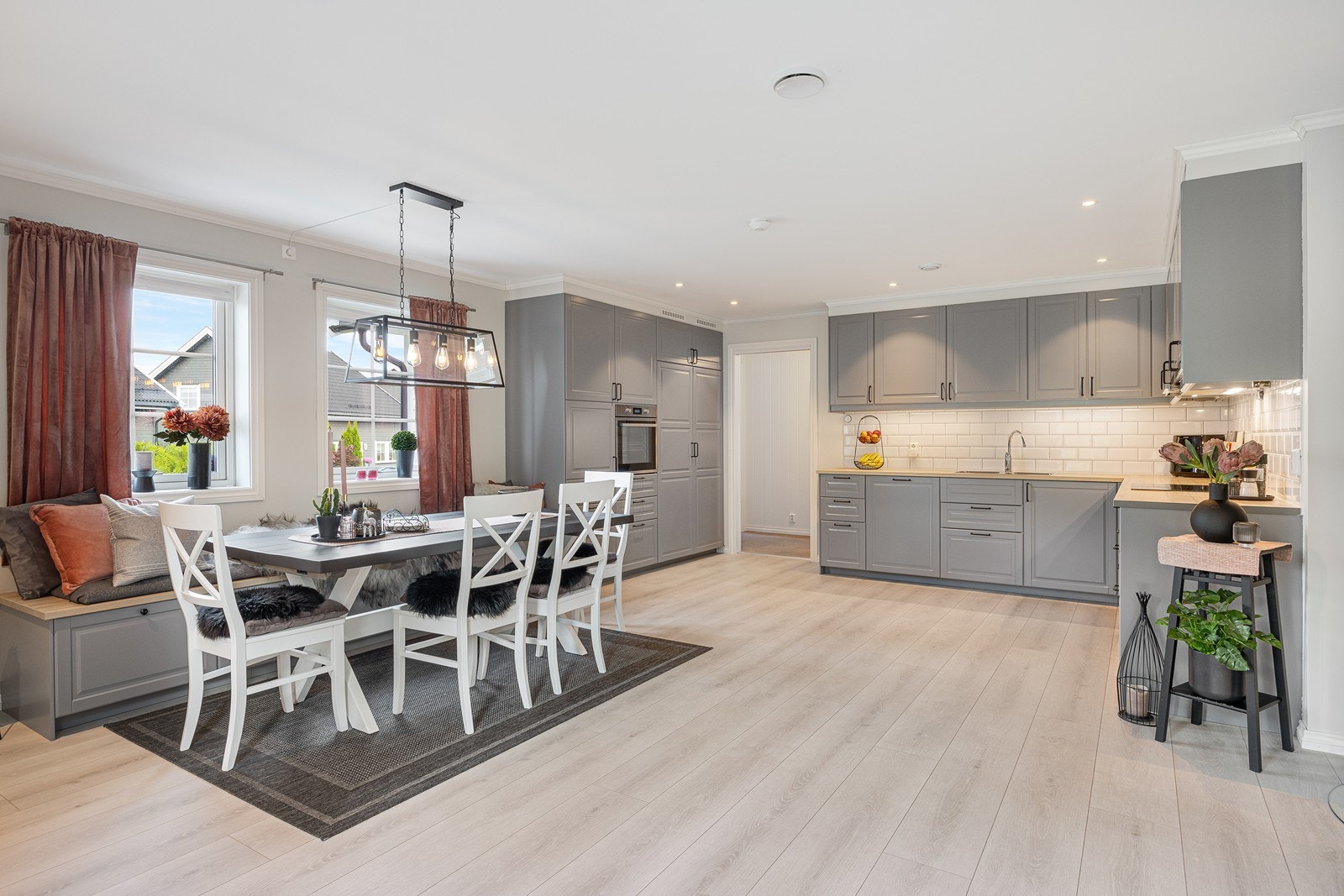 Det er spiseplass i kjøkkenområdet, hvor det er en plassbygd sittebenk under vinduene. Stue og og kjøkken har downlights med dimmere som gir god og behagelig belysning. Galleribilde