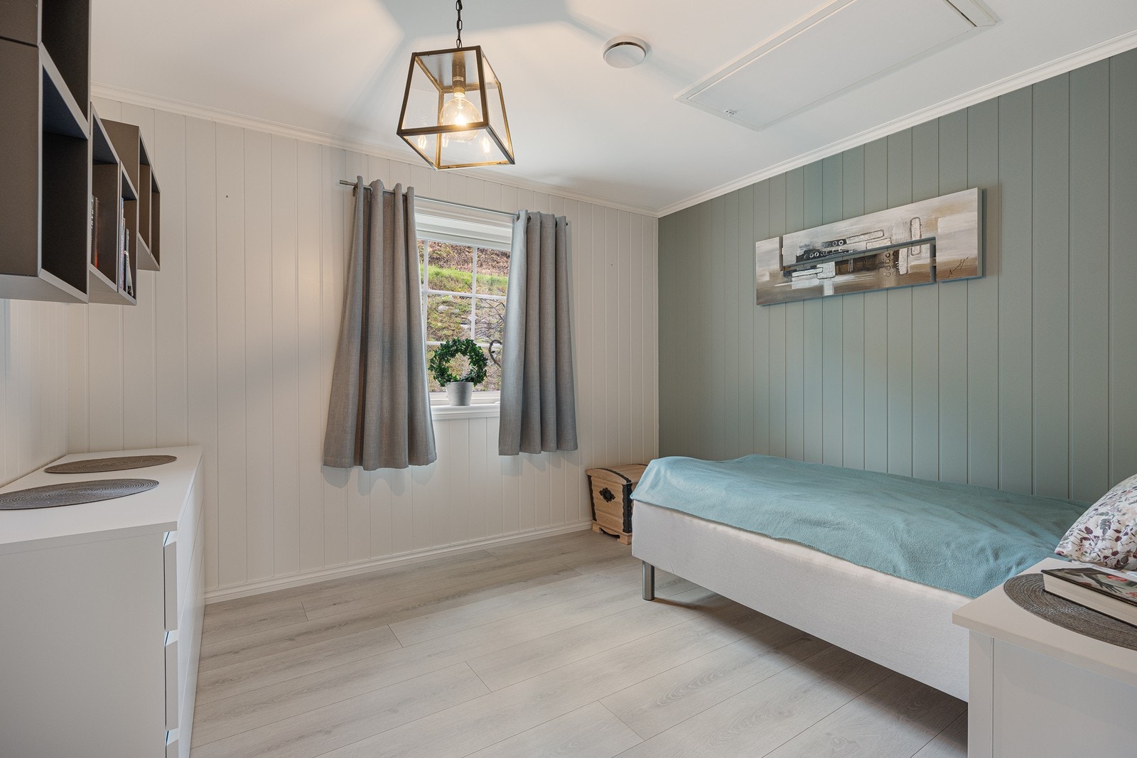 Soverommene har enstavs laminat på gulv og panelvegger, i tråd med flere av de øvrige oppholdsrommene. Galleribilde