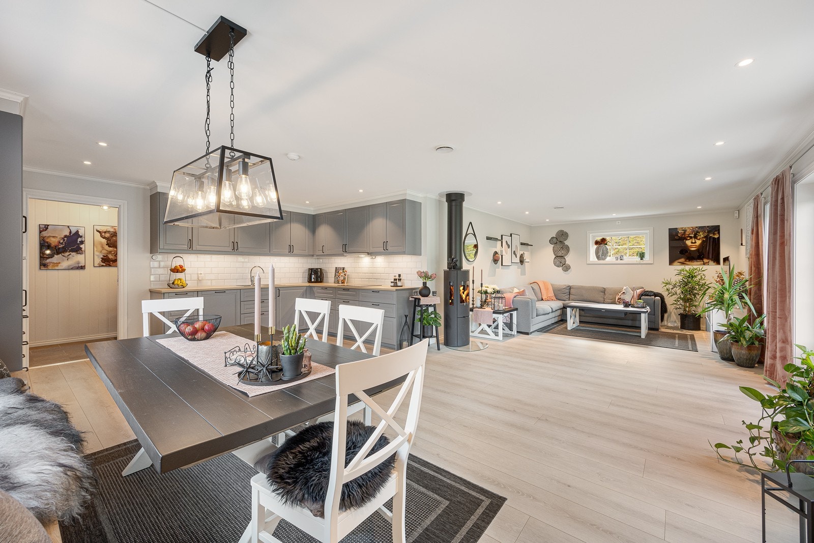 En peisovn varmer godt opp hele sonen, som enkelt kan innredes med en romslig sofagruppe med tilhørende møblement. Galleribilde