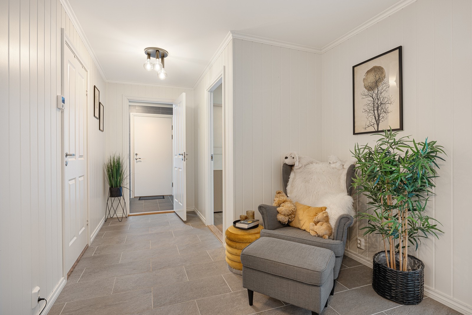 På den andre siden av hallen finner du soverommene, familiebadet og vaskerommet. Galleribilde