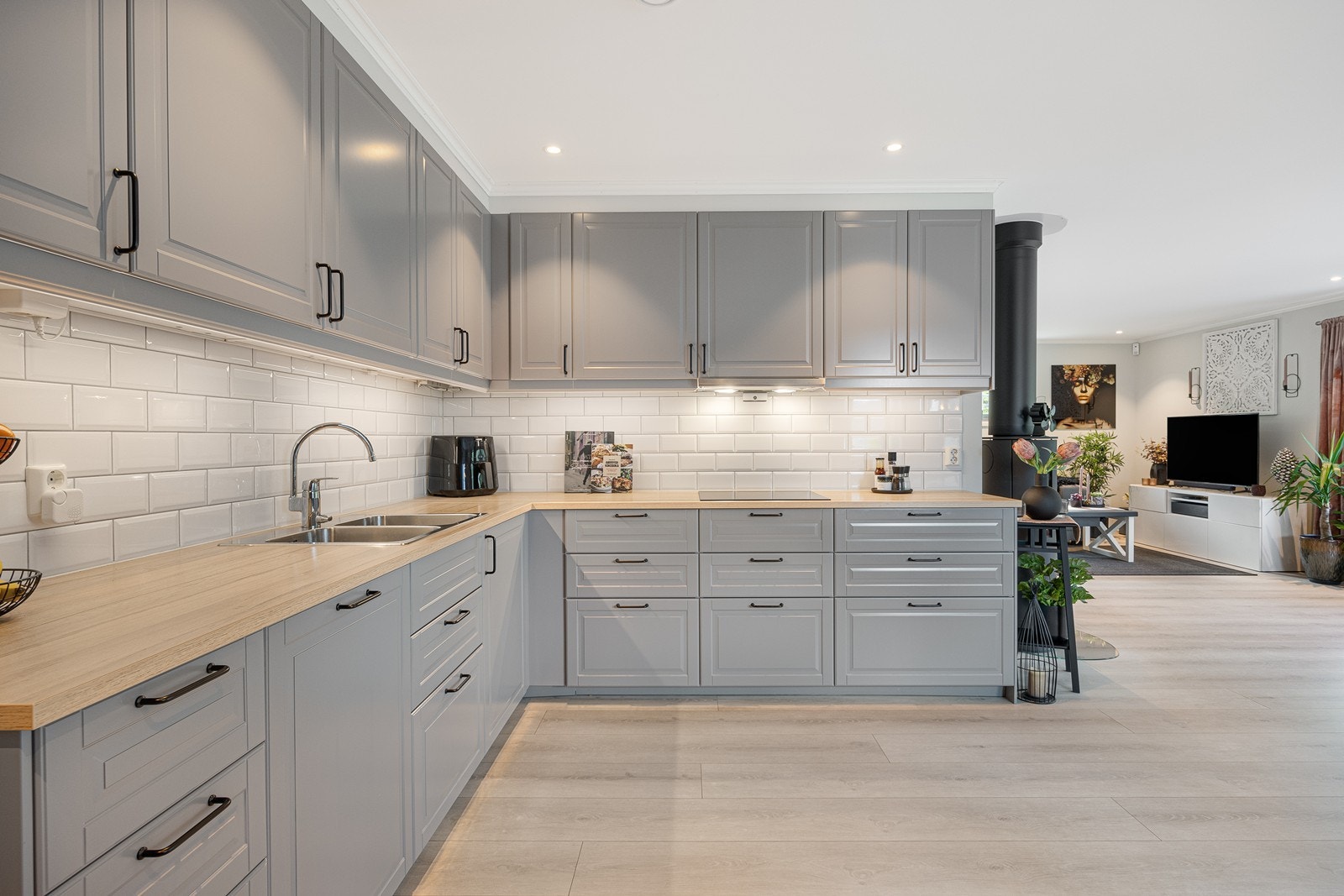 Innredningen har integrerte hvitevarer som induksjonstopp, stekeovn, kjøleskap, fryseskap, oppvaskmaskin og ventilator. Det er montert automatisk lekkasjestopper og komfyrvakt. Galleribilde