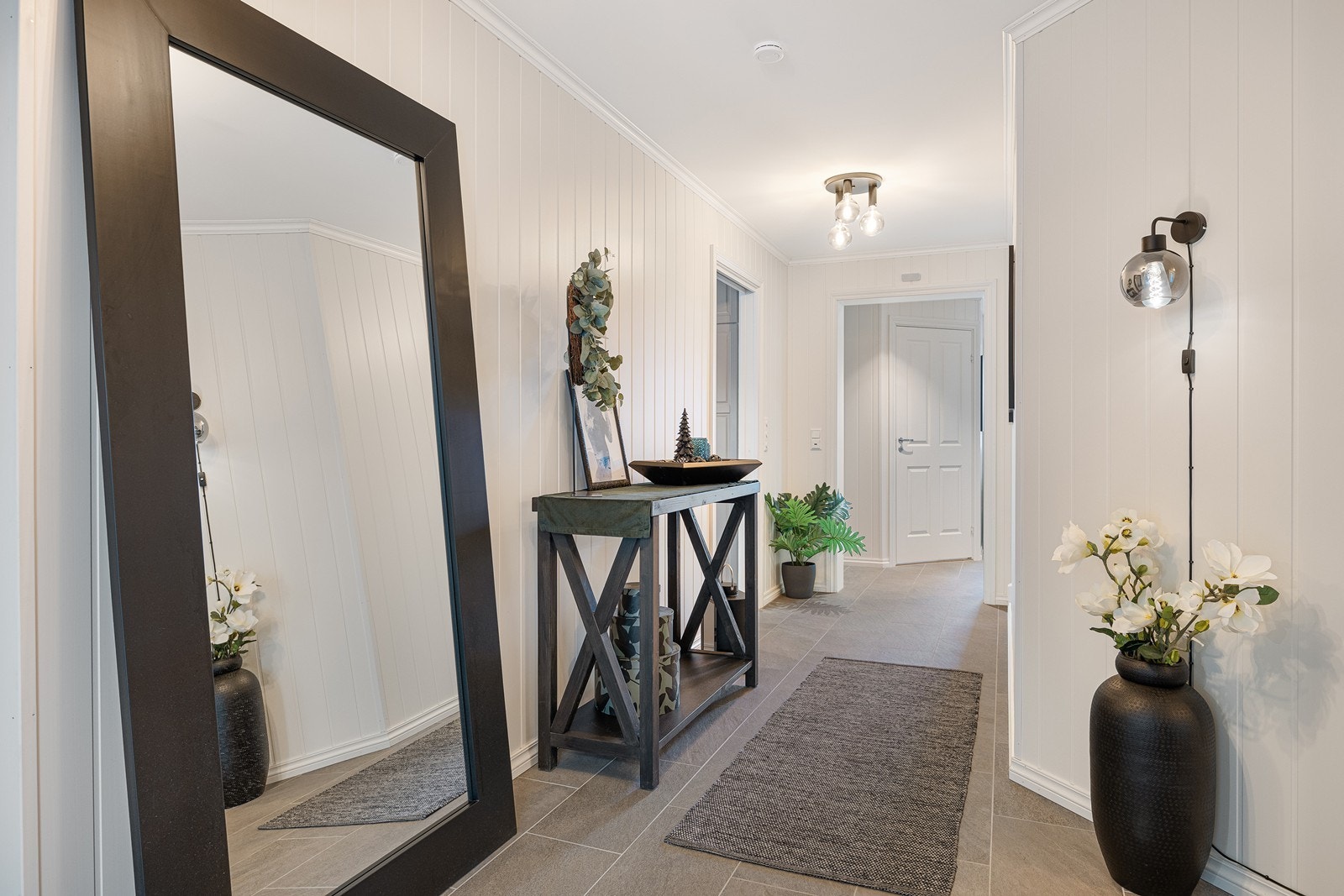 På den ene siden av hallen finner du den sosiale sonen med kjøkken og stue. Galleribilde