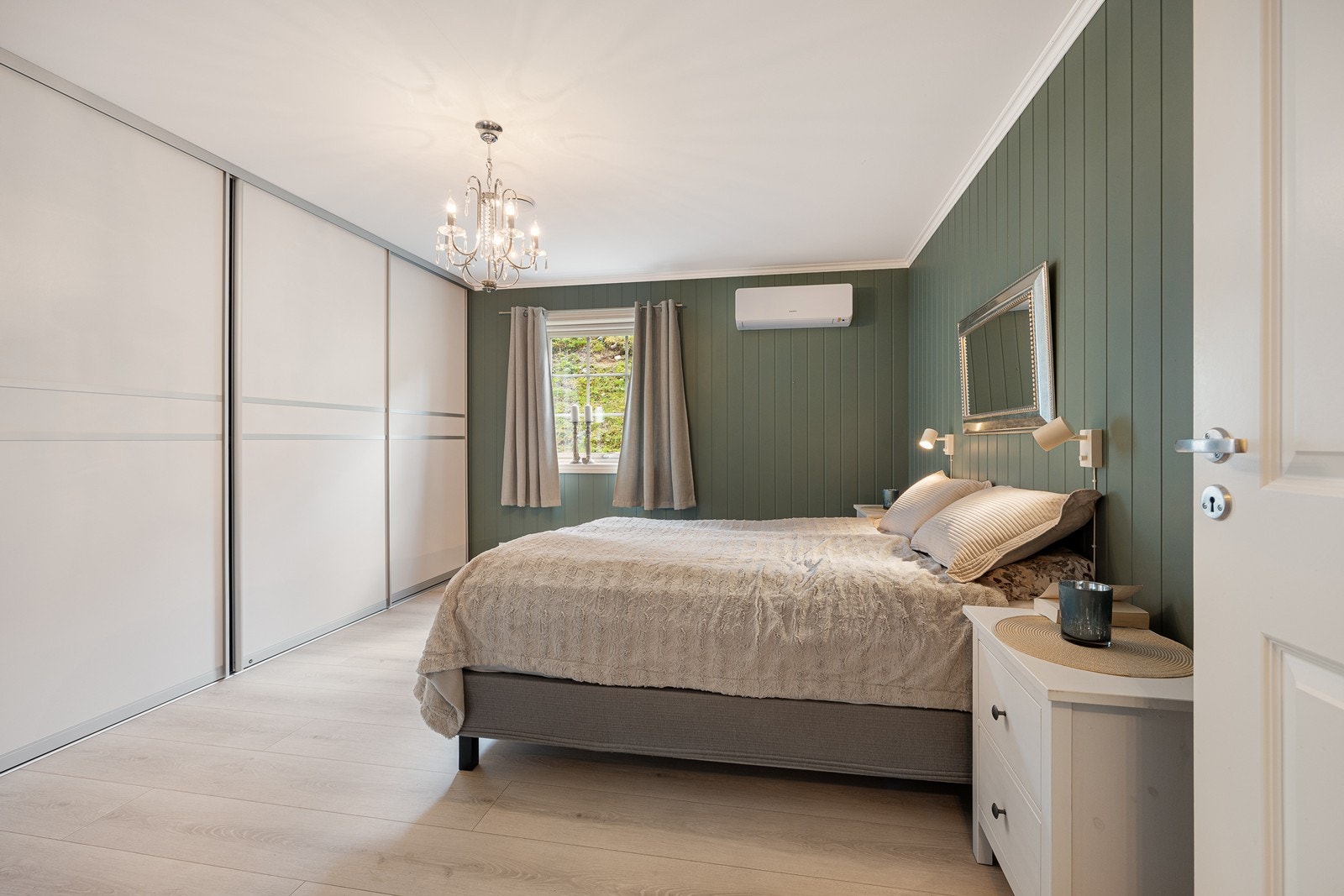 Eneboligen har tre romslige, pene soverom som ligger på rad og rekke med dør fra gangen. På hovedsoverommet er det installert en varmepumpe. Galleribilde