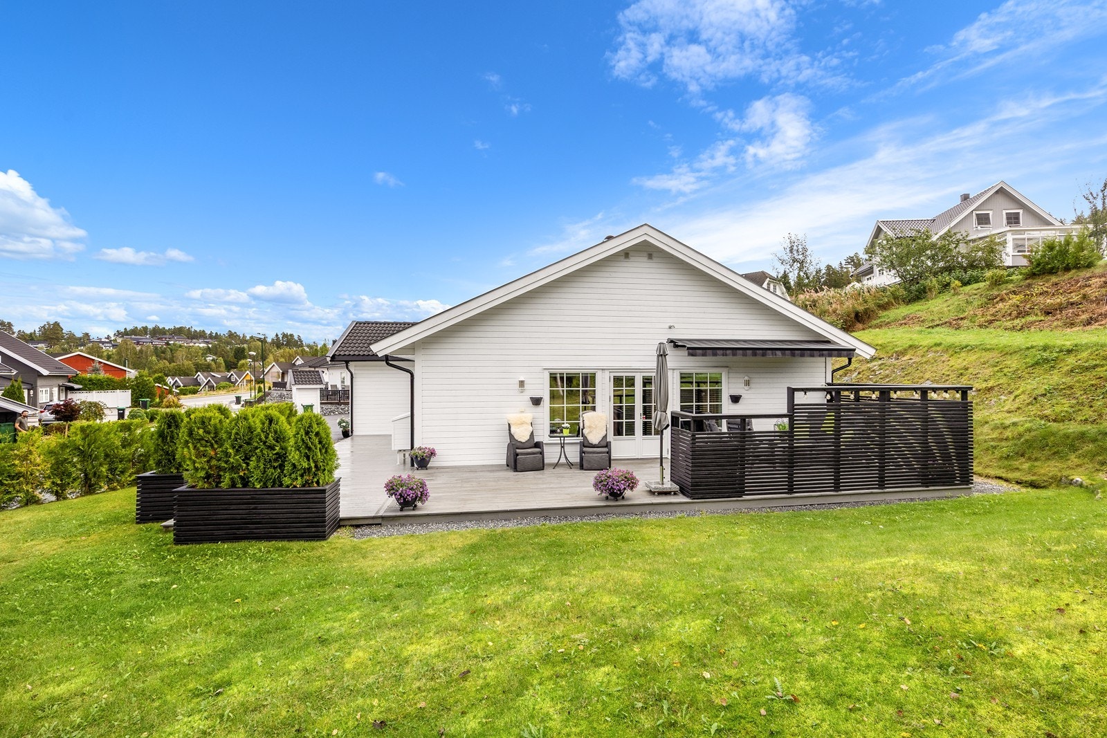 Gudmundsjordet 6 ligger innerst i en vei med kun trafikk til eiendommene. Galleribilde