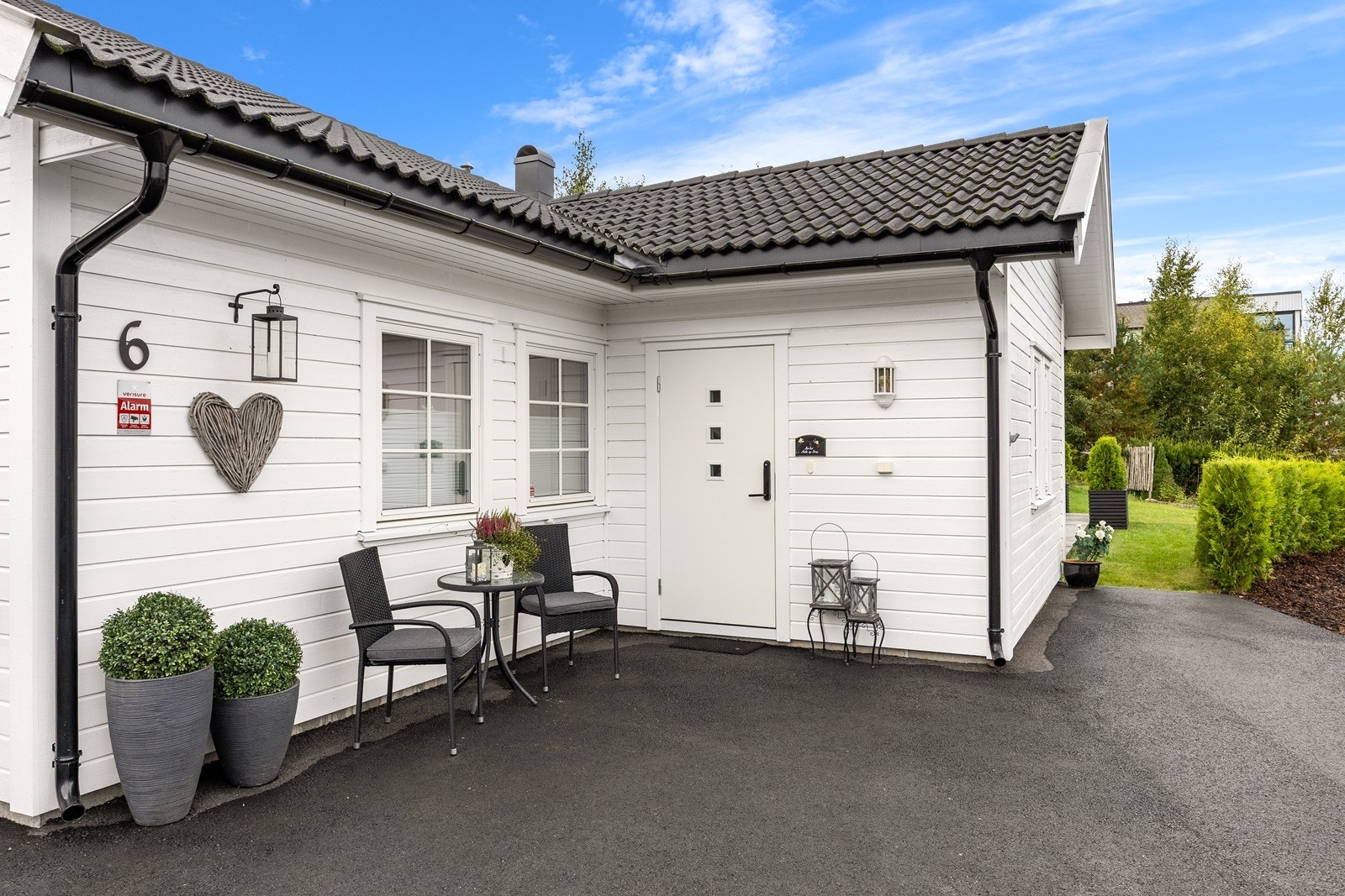 Det er montert alarm med kameraovervåking fra vaktselskap på eiendommen, og ytterdøren har en praktisk, elektronisk kodelås. Galleribilde