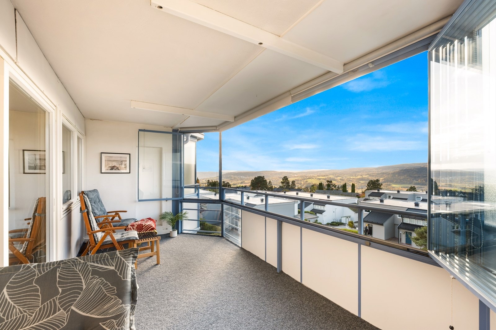 Stor innglasset balkong på hele 14 kvm med gode sol og utsiktsforhold. Galleribilde