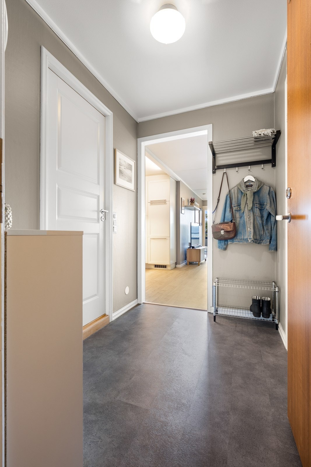 Leiligheten inneholder: Entrè, bad, kjøkken, bod, soverom, og stue. Galleribilde