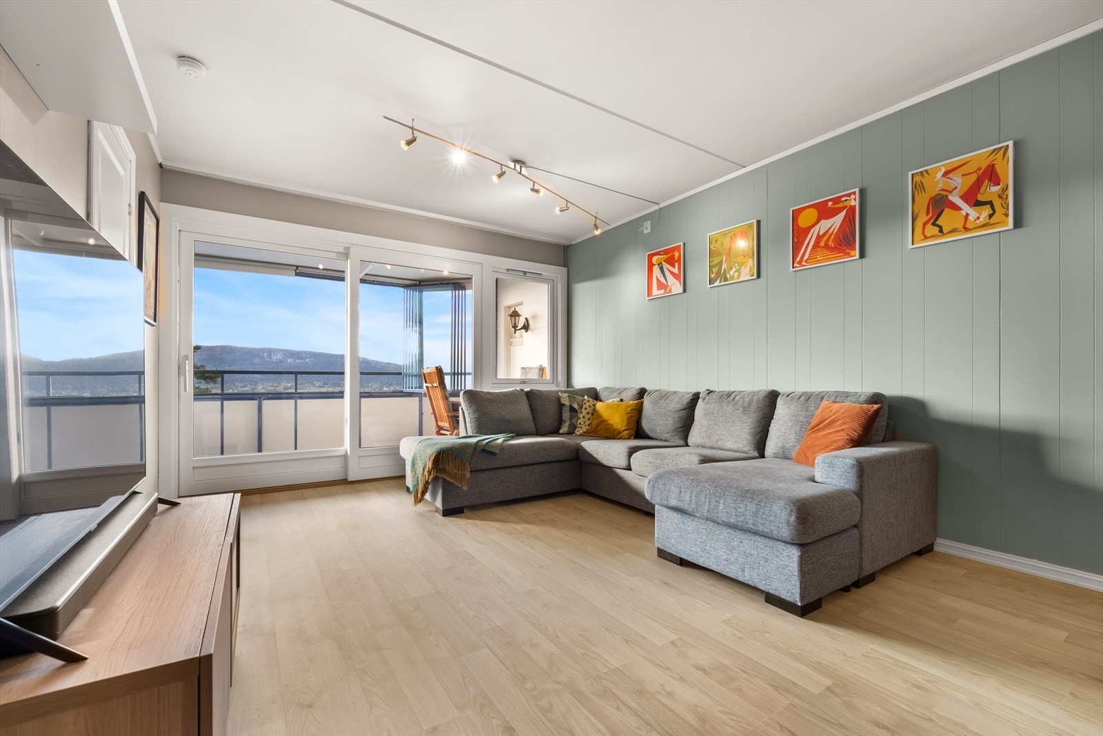 Stuen holder god romslighet med tilstrekkelig plass for både en behagelig sofagruppe og lesekrok og et spisebord. Galleribilde