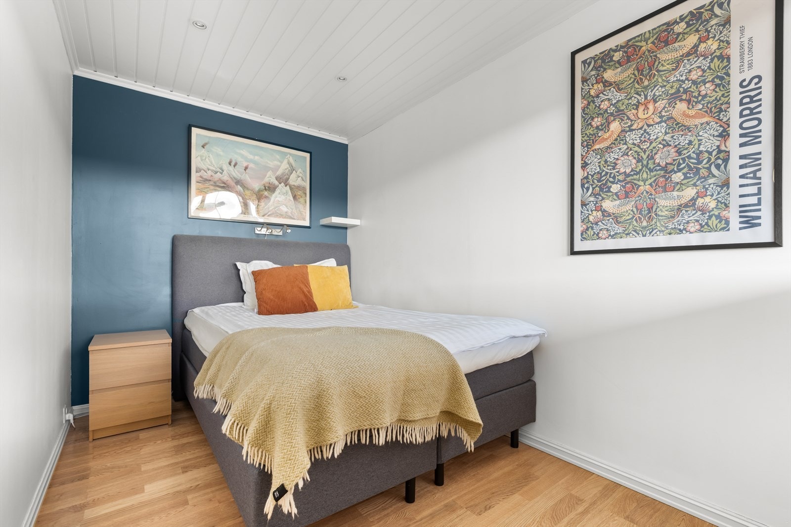 Pent soverom av god størrelse med plass til dobbeltseng med tilhørende nattbord og garderobeløsning. Galleribilde