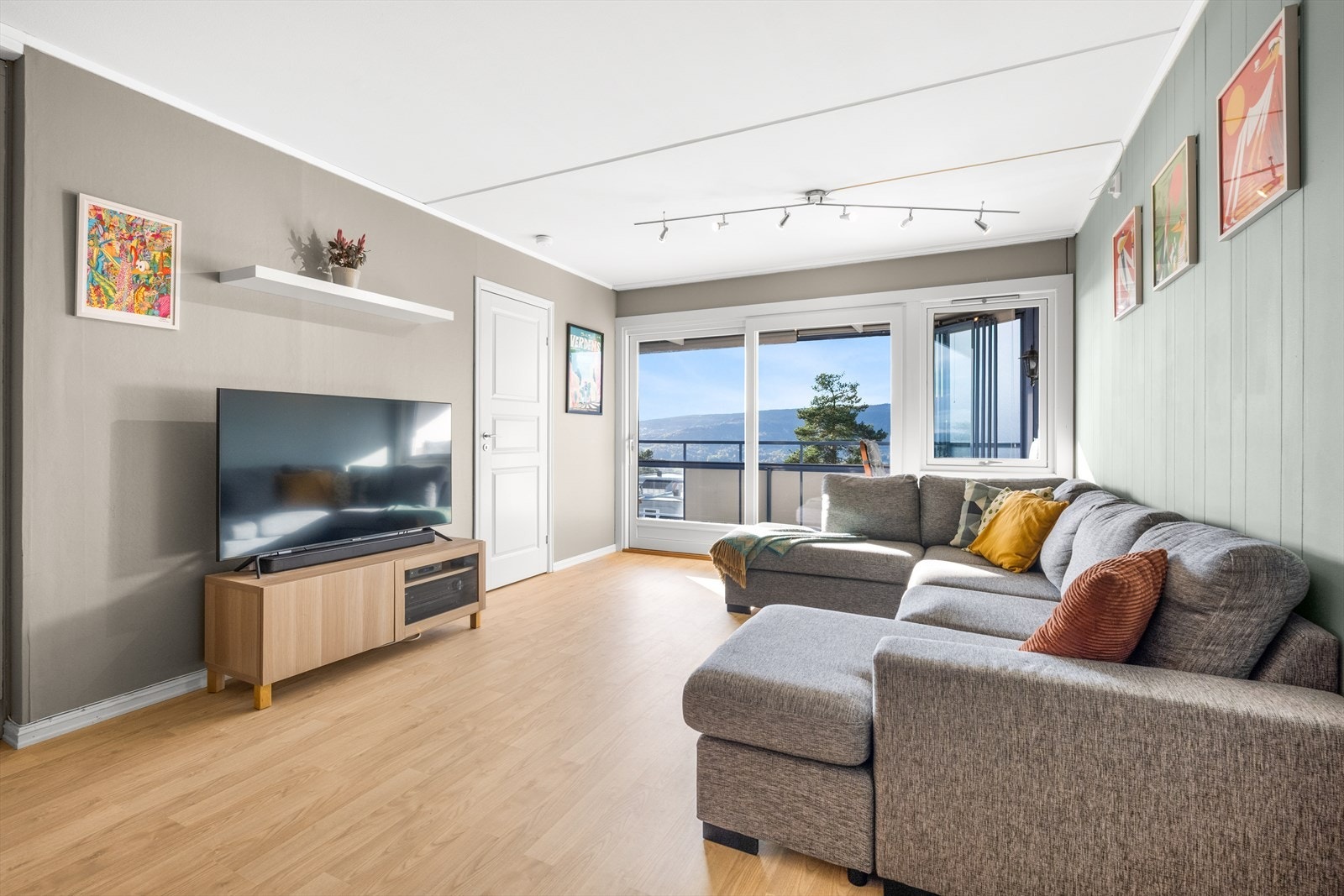 Leiligheten fremstår lys og fin med store vindusflater og stor innglasset balkong. Galleribilde