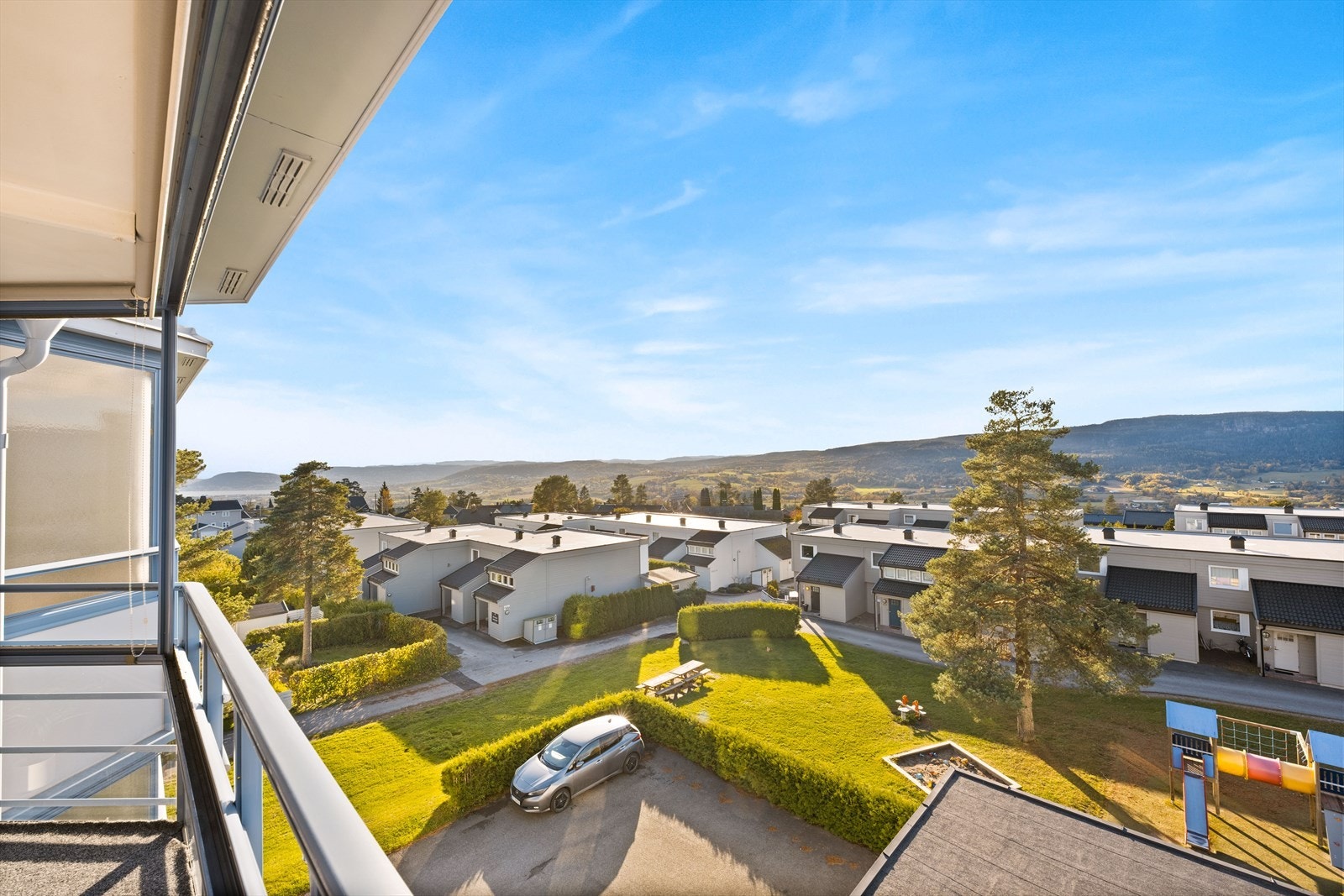 Beliggende i 4.etasje med flott utsikt over Lierdalen og med grøntareal foran leiligheten. Galleribilde