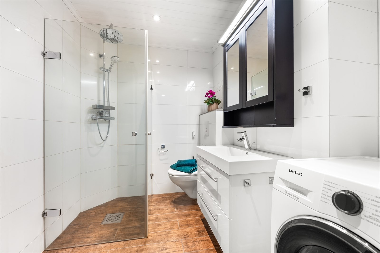 Pent og innbydende baderom med varmekabler i gulv. Galleribilde