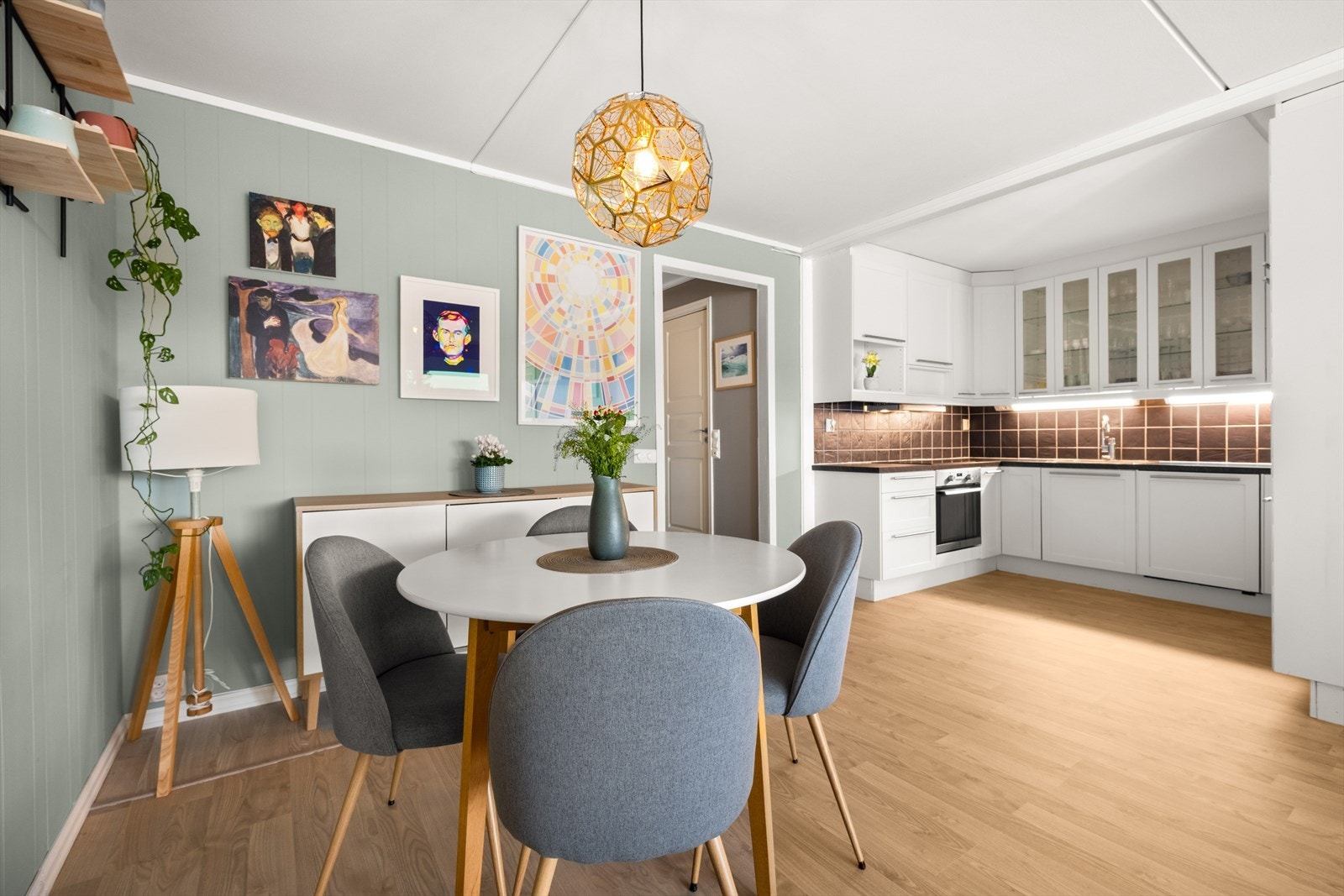 Leiligheten har en delvis åpen stue/kjøkken løsning som bidrar til en sosial tilværelse. Galleribilde