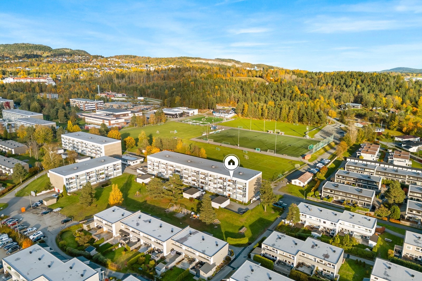 Det medfølger en egen nummerert parkeringsplass utendørs. Innendørs plass i garasjeanlegg etter liste. Galleribilde