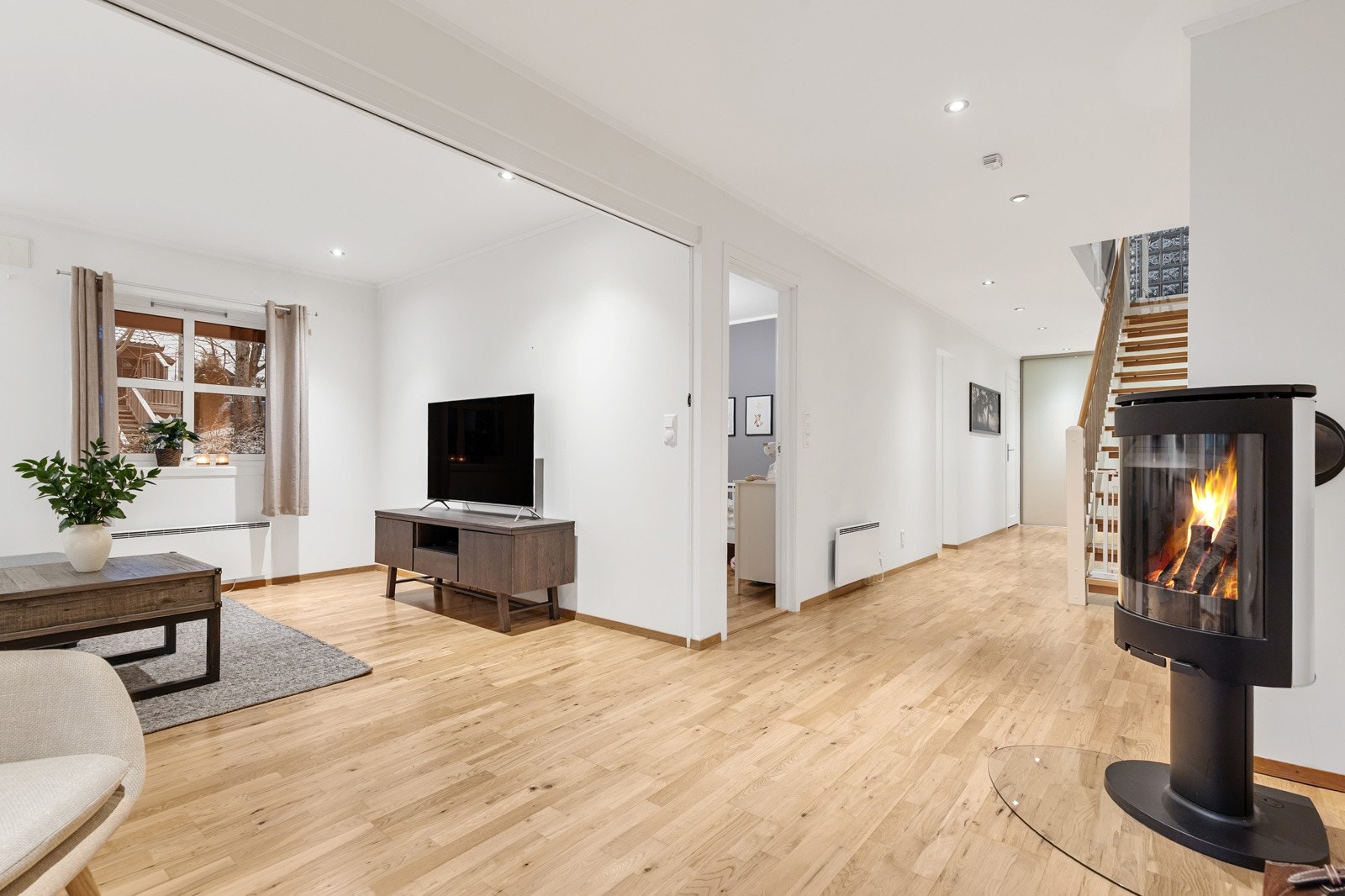I tilknytning til trappegangen/kontoret ligger en ekstra stue med peisovn. Galleribilde