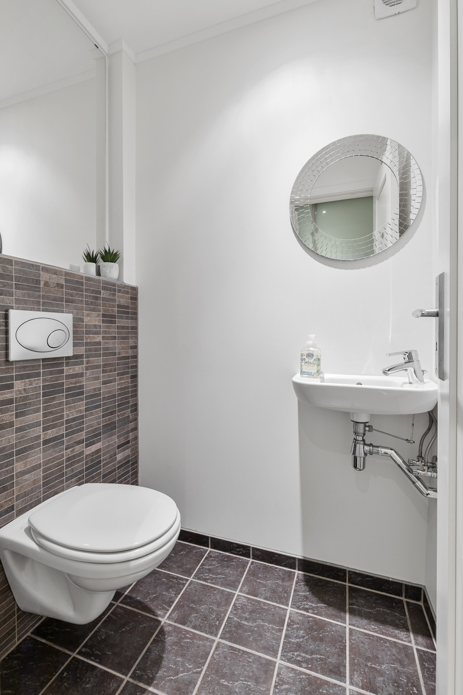 Separat toalettrom med toalett og servant. Galleribilde