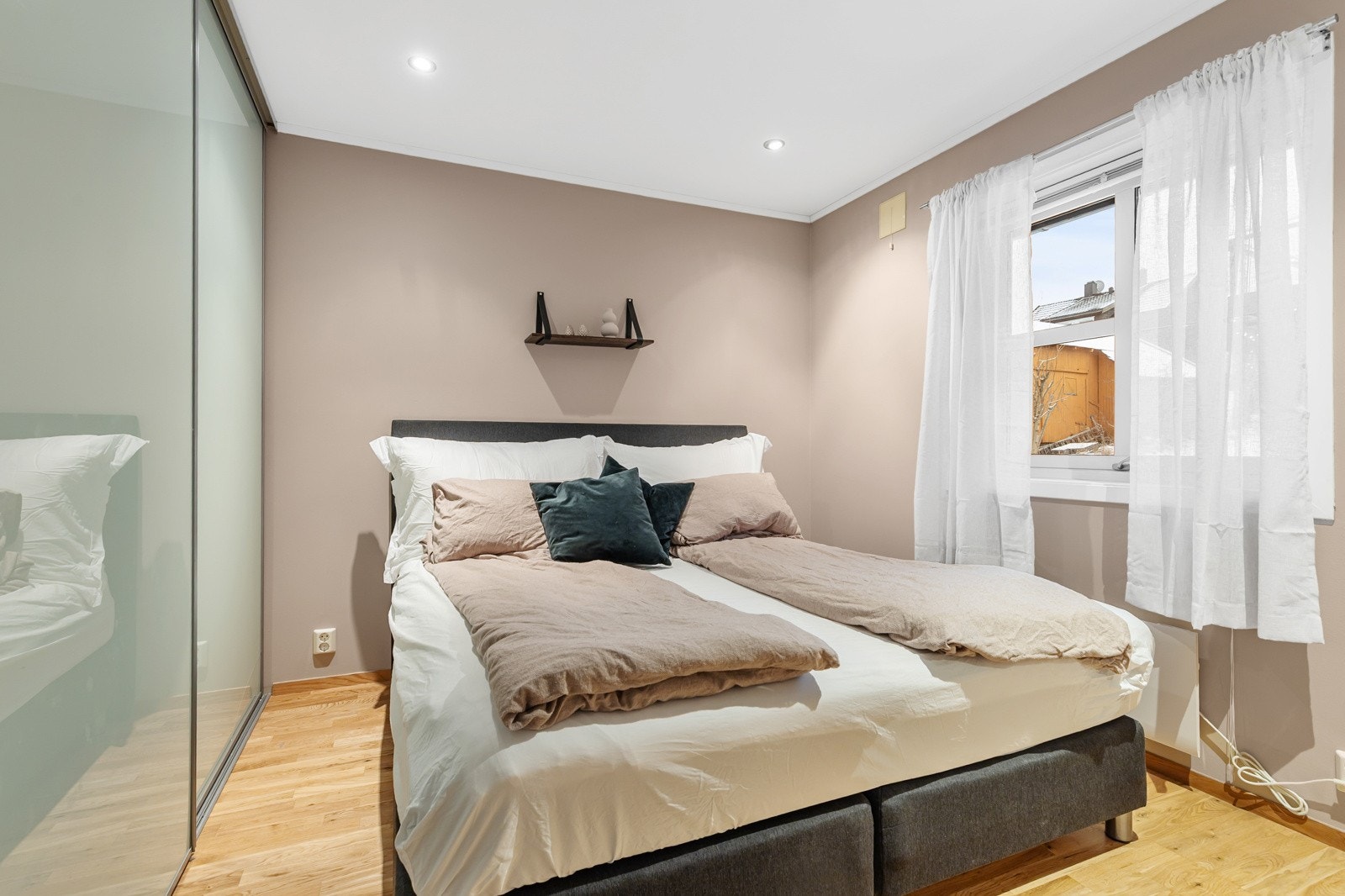 Hovedsoverom med skyvedørsgarderobe. Galleribilde