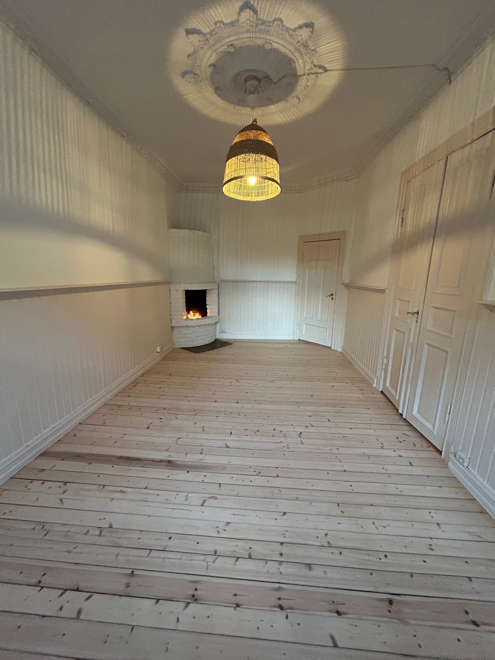 Stort soverom, alternativt stue nummer to med åpen peis. Galleribilde